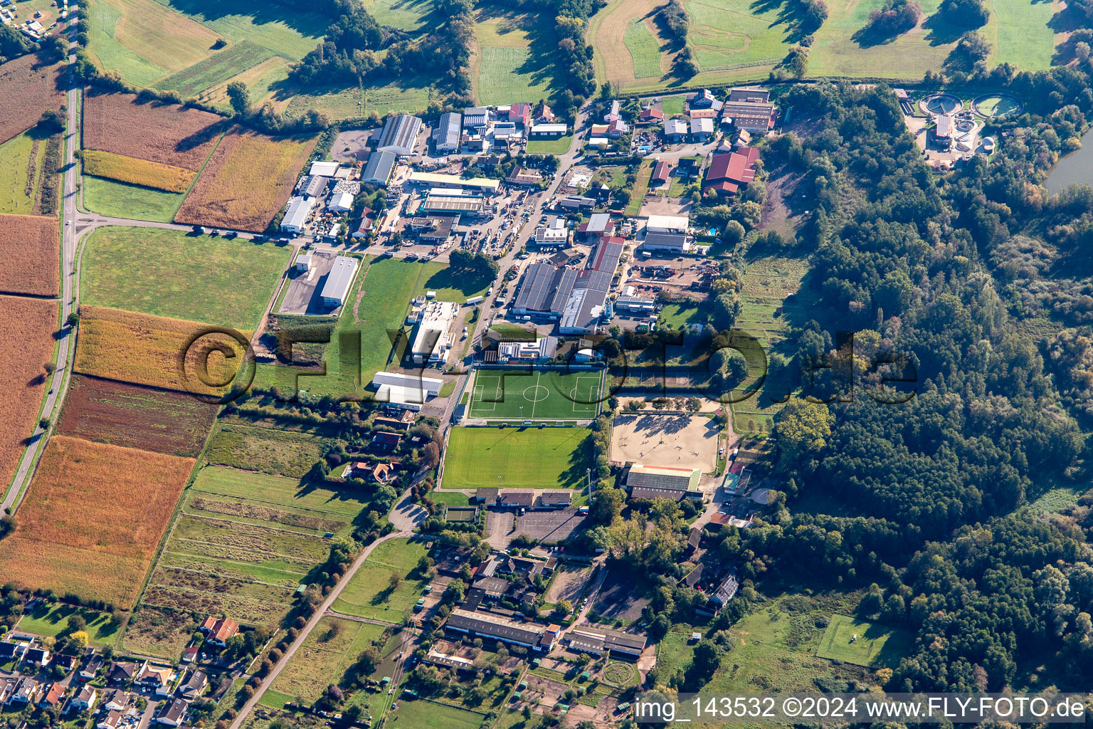 Industriestraße imd Fußballplatz des TSV Fortuna in Billigheim-Ingenheim im Bundesland Rheinland-Pfalz, Deutschland