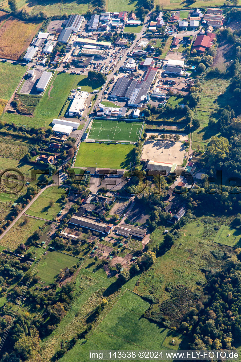 Luftbild von Industriestraße imd Fußballplatz des TSV Fortuna in Billigheim-Ingenheim im Bundesland Rheinland-Pfalz, Deutschland