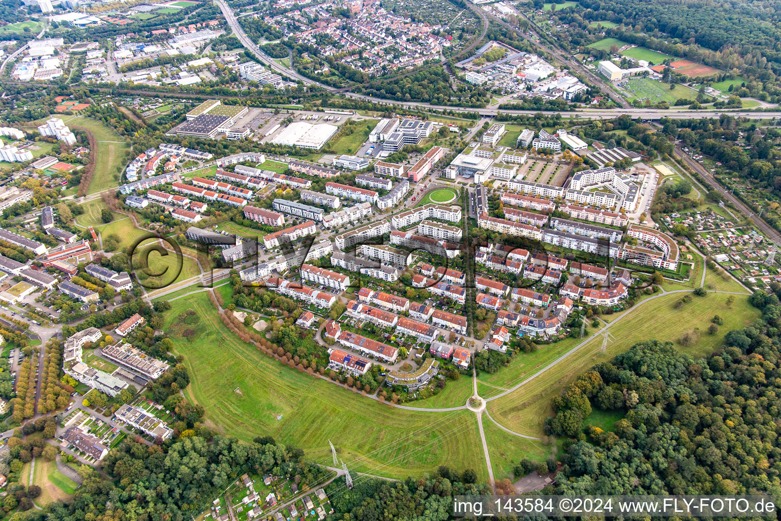 Badeniaplatz im Ortsteil Oberreut in Karlsruhe im Bundesland Baden-Württemberg, Deutschland