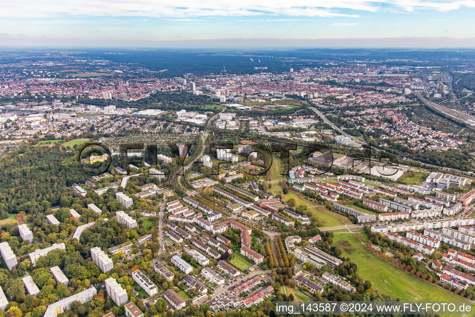 Eugen-Geck-Straße im Ortsteil Oberreut in Karlsruhe im Bundesland Baden-Württemberg, Deutschland