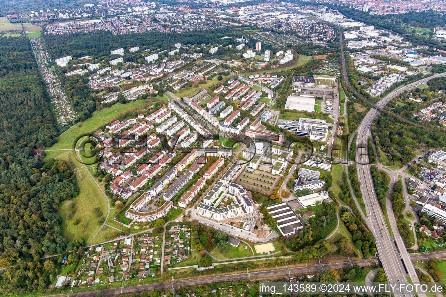 Stadtteil zwischen Wald, Bahn und Autobahnzubringer im Ortsteil Oberreut in Karlsruhe im Bundesland Baden-Württemberg, Deutschland