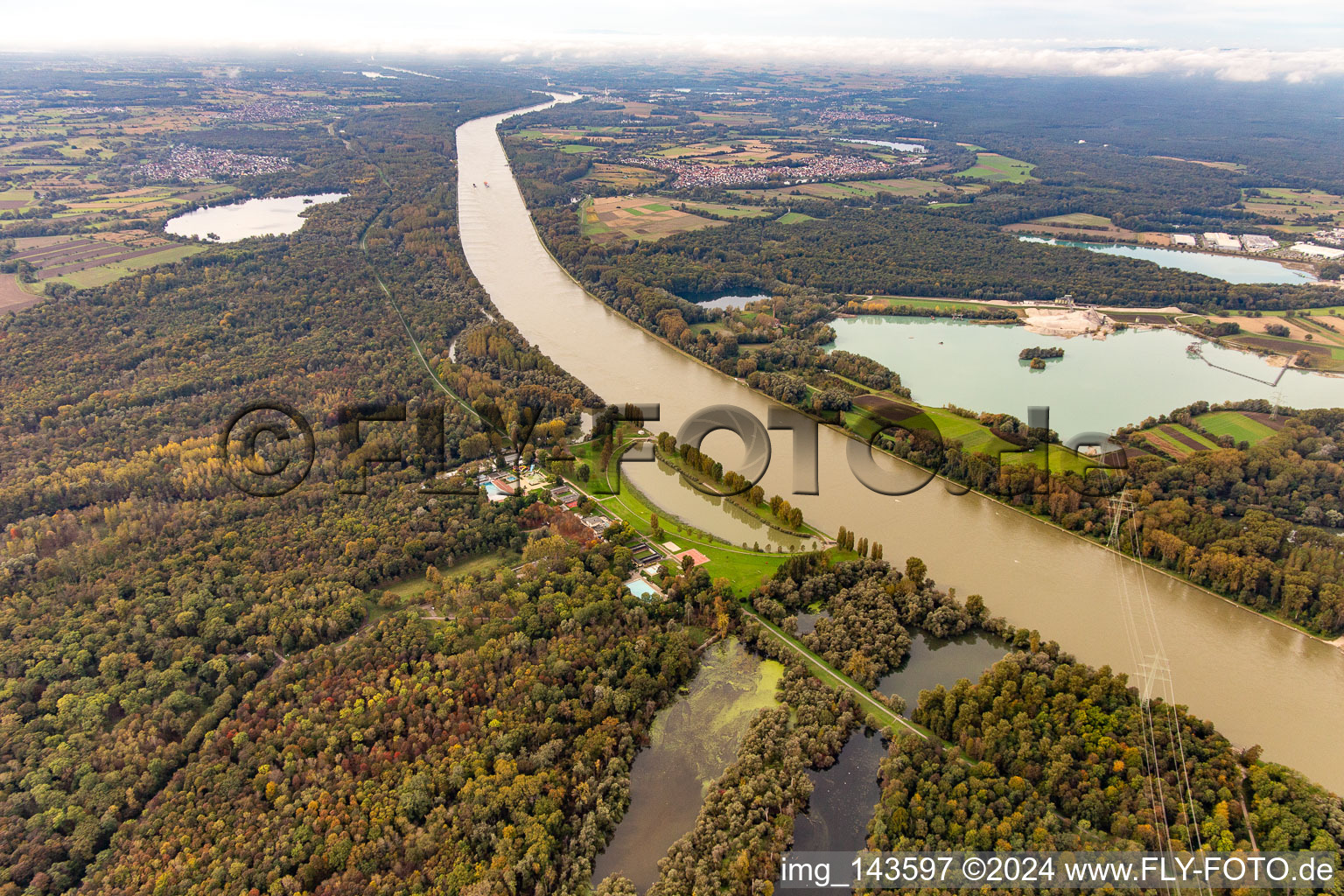 Rhein mit Hochwasser am Rheinstrandbad Rappenwört im Ortsteil Daxlanden in Karlsruhe im Bundesland Baden-Württemberg, Deutschland