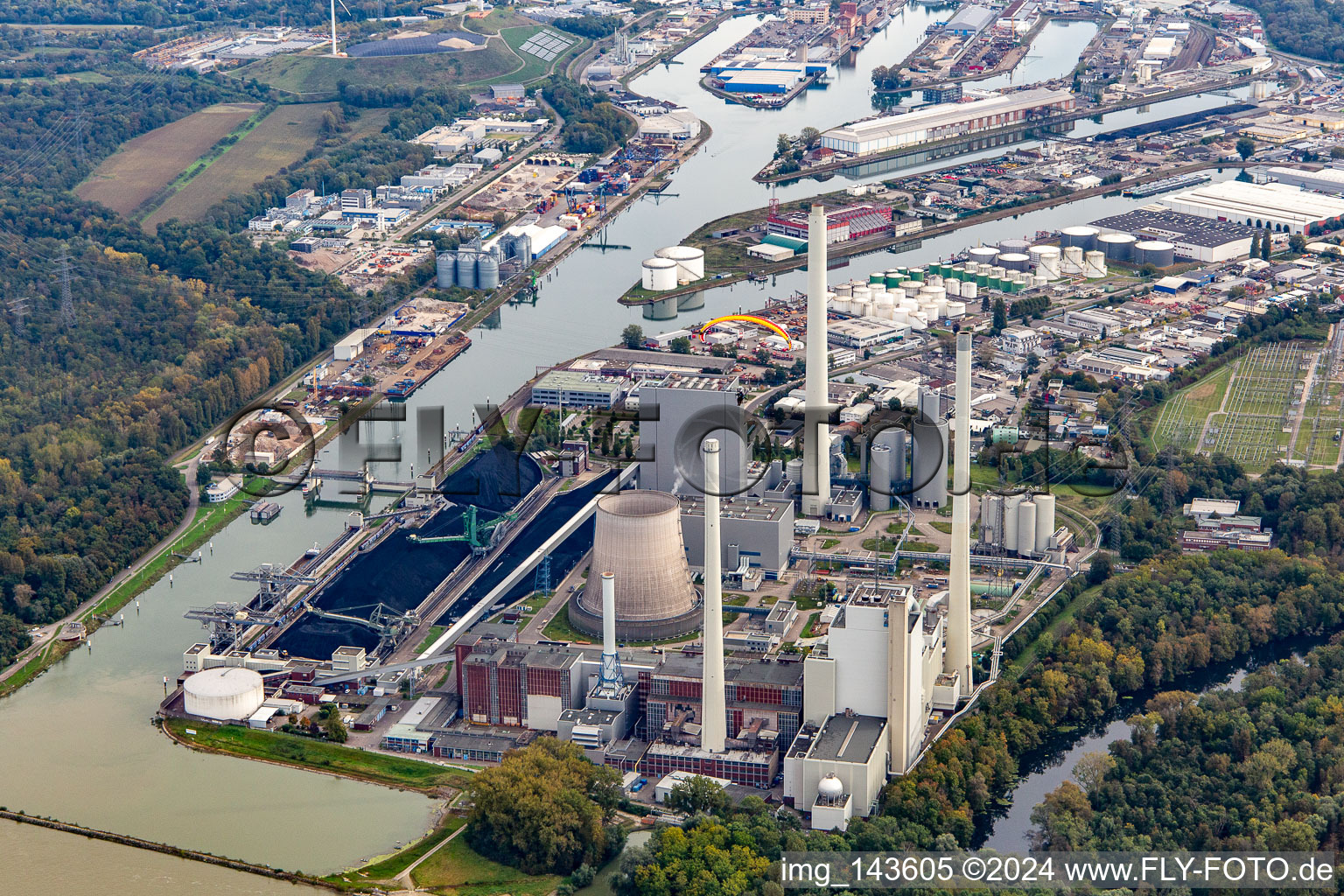 Paragleiter am Rheinhafen-Dampfkraftwerk Karlsruhe der  EnBW Energie Baden-Württemberg AG im Ortsteil Daxlanden, Deutschland