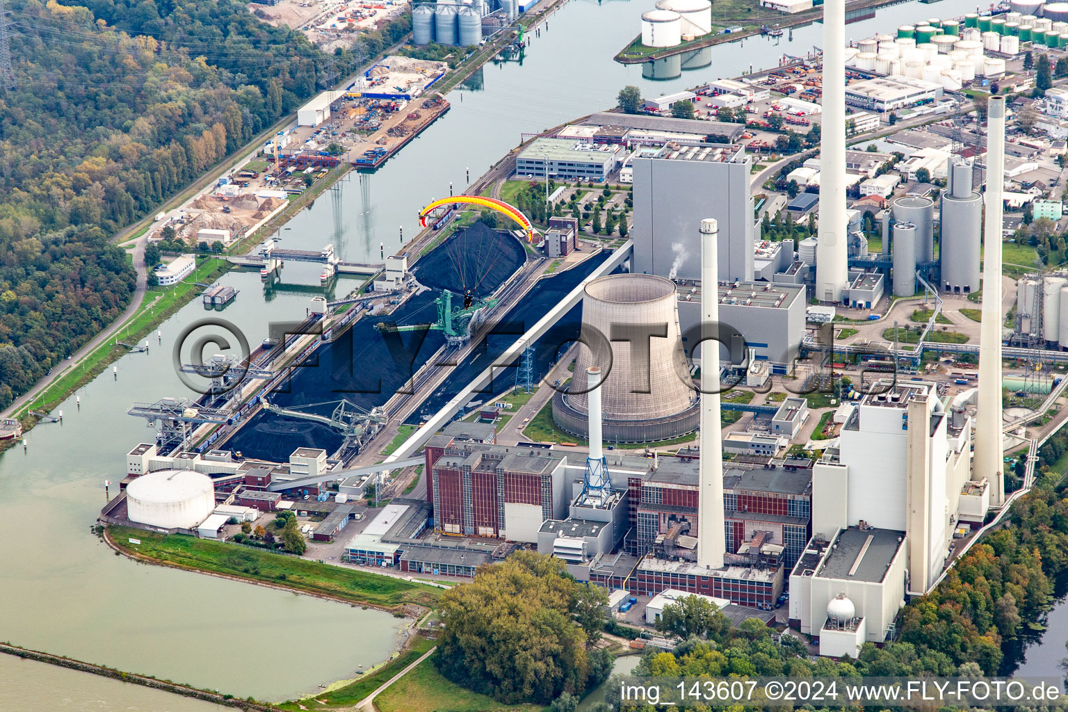 Luftbild von Paragleiter am Rheinhafen-Dampfkraftwerk Karlsruhe der  EnBW Energie Baden-Württemberg AG im Ortsteil Daxlanden, Deutschland