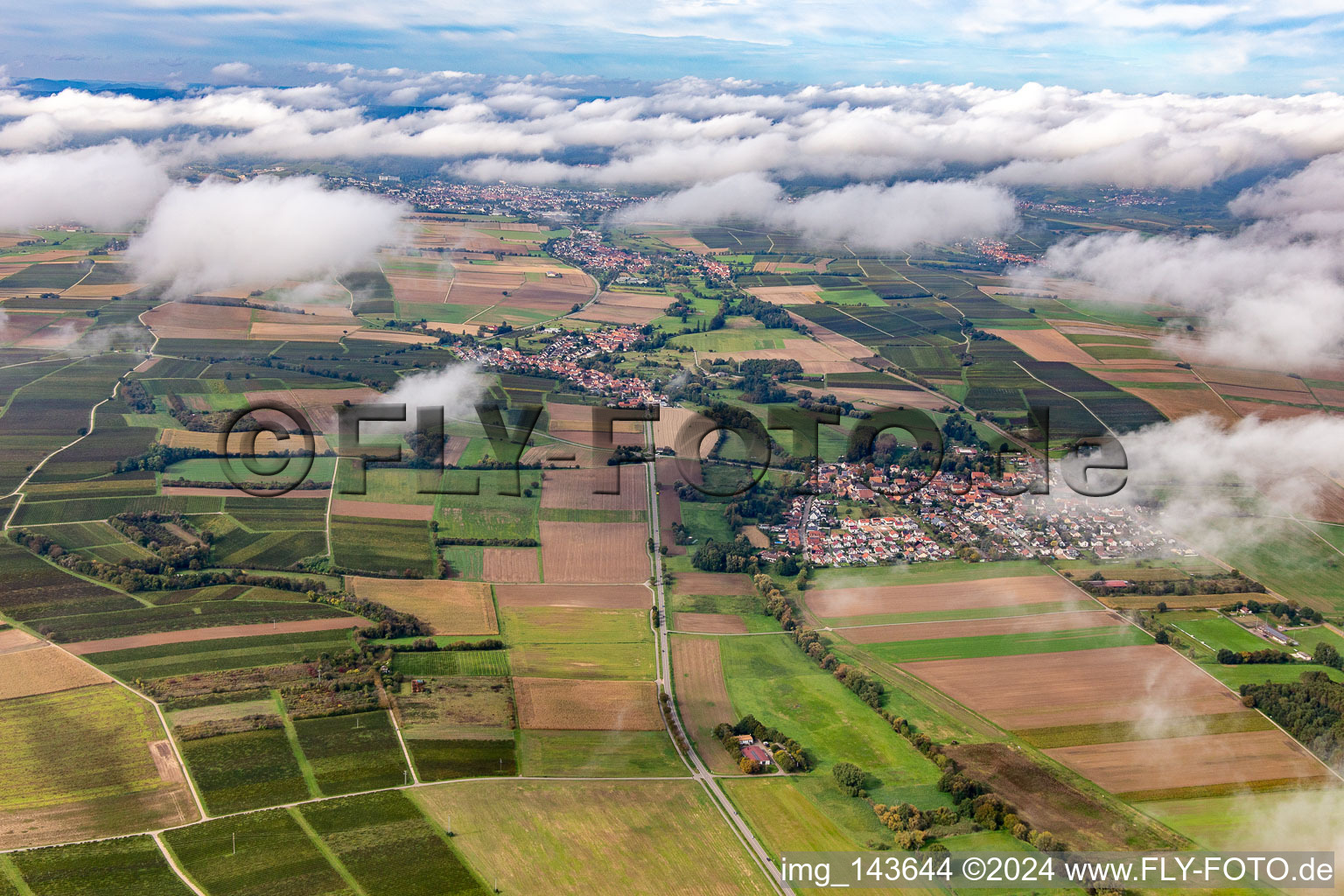 Dörfger unter herbstlichen Wolken in Oberhausen im Bundesland Rheinland-Pfalz, Deutschland