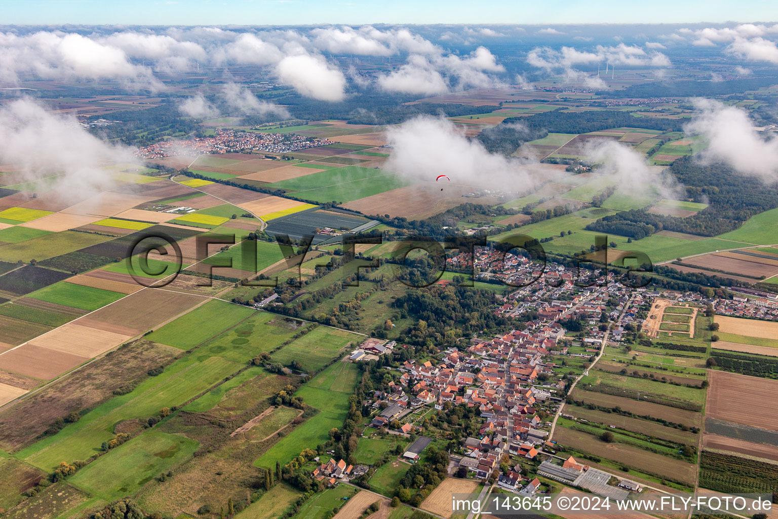 Ortschaft unter herbstlichen Wolken in Winden im Bundesland Rheinland-Pfalz, Deutschland