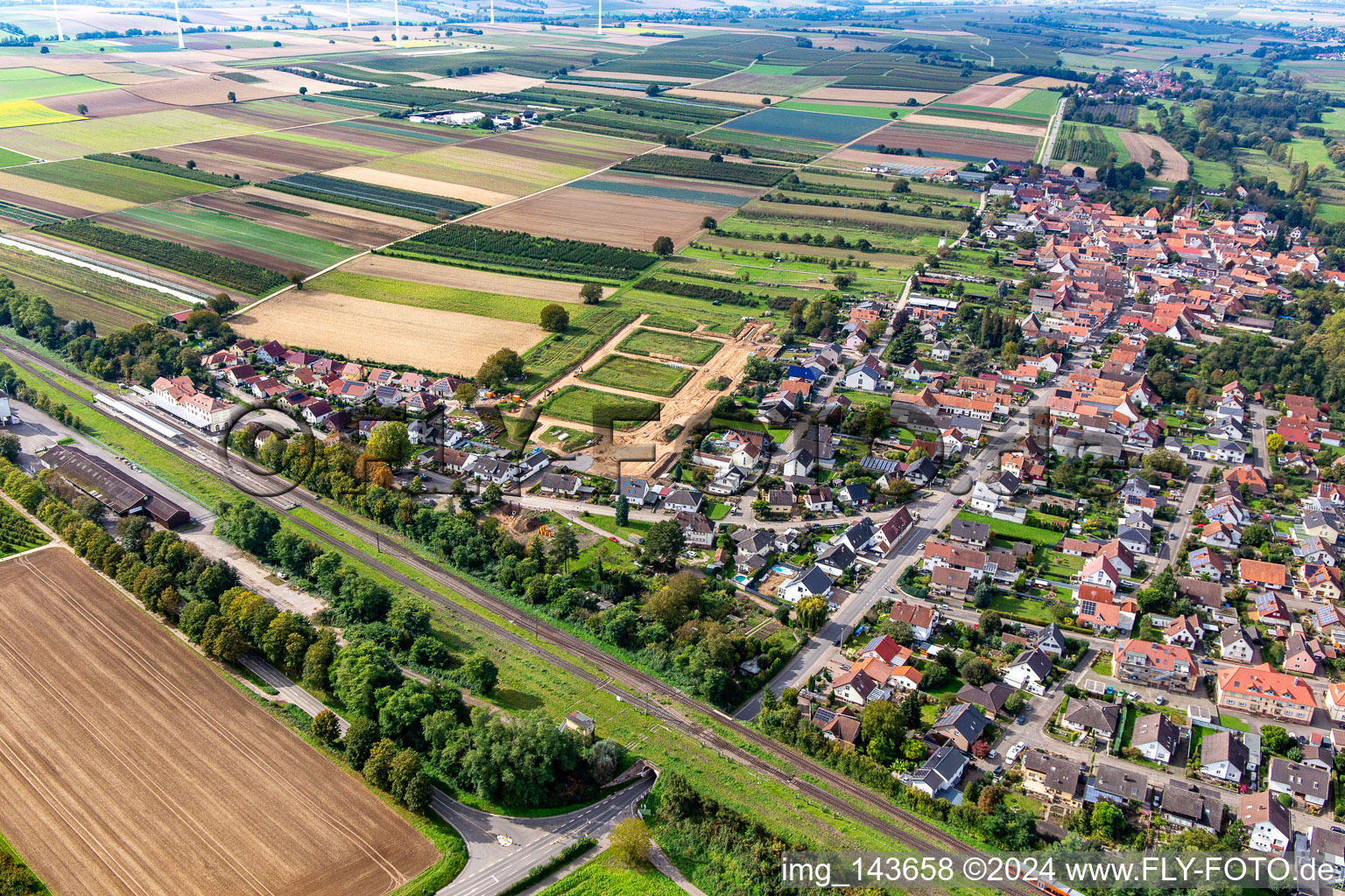 Luftbild von Neubaugebiedt am Bahnhof in Erschließung in Winden im Bundesland Rheinland-Pfalz, Deutschland