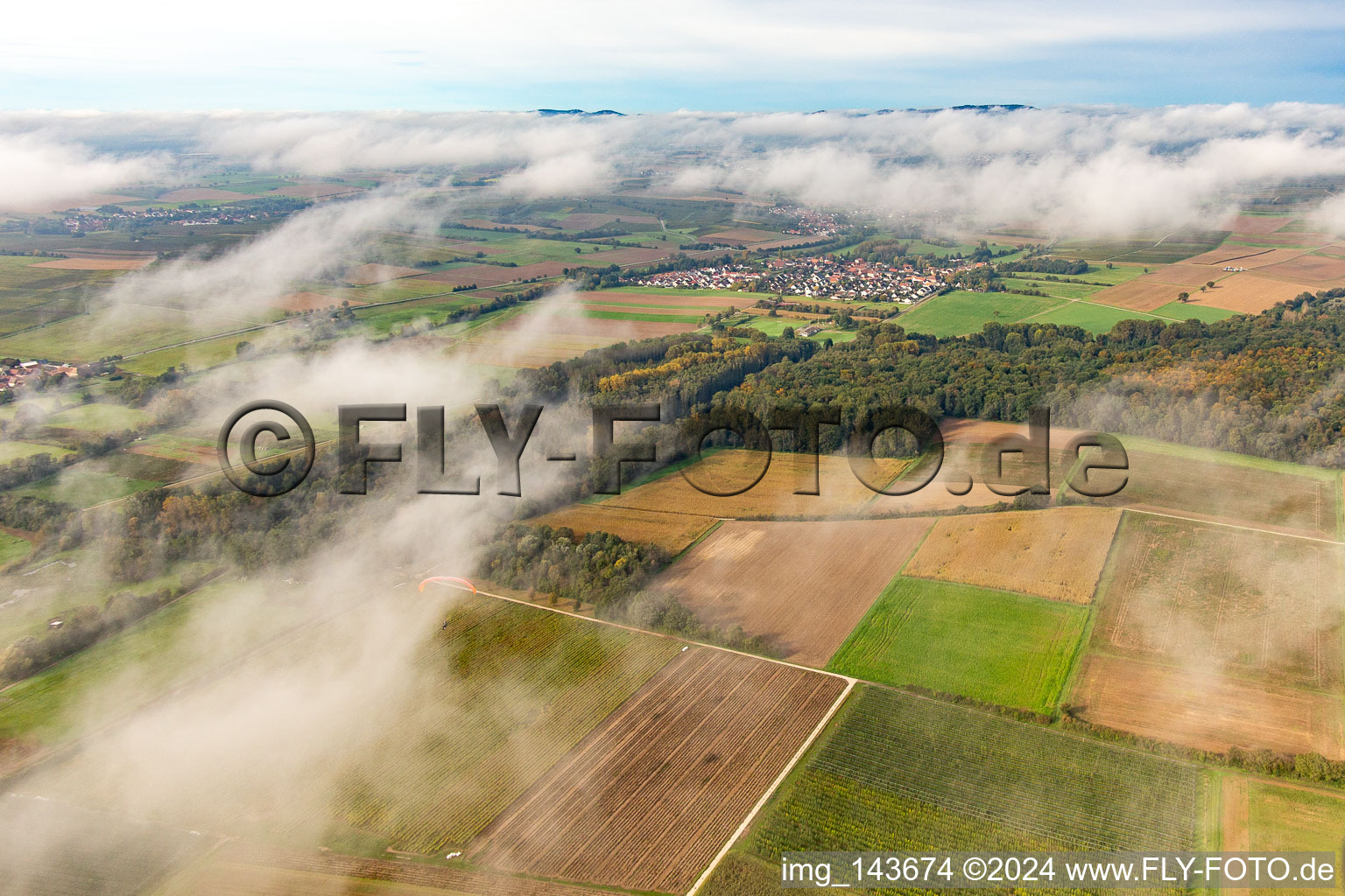 Ortschaft unter herbstlichen Wolken im Ortsteil Drusweiler in Kapellen-Drusweiler im Bundesland Rheinland-Pfalz, Deutschland