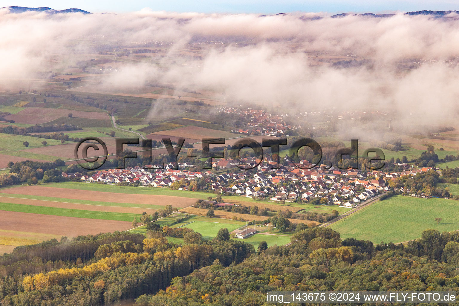 Ortschaft unter herbstlichen Wolken in Barbelroth im Bundesland Rheinland-Pfalz, Deutschland