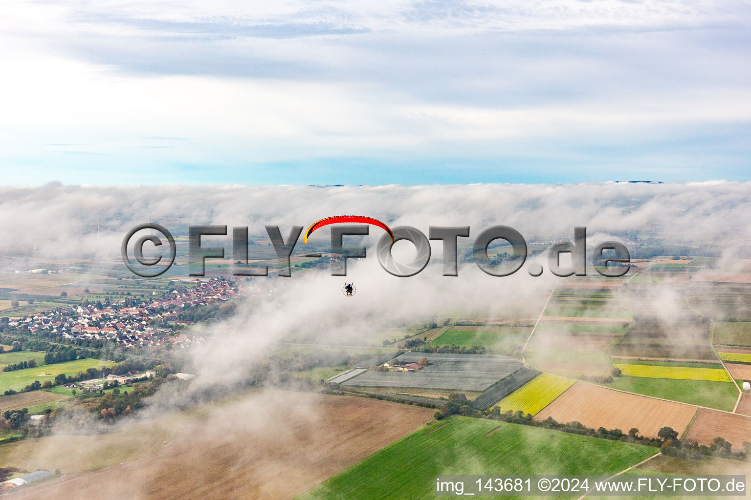 Ortschaft mit Gleitschirm unter herbstlichen Wolken in Winden im Bundesland Rheinland-Pfalz, Deutschland