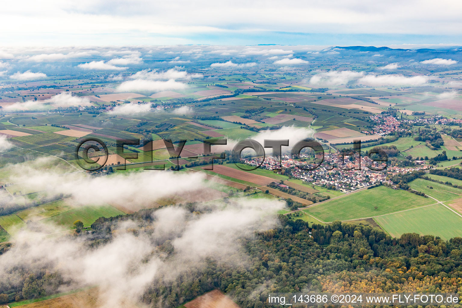 Luftbild von Ortschaft unter herbstlichen Wolken in Barbelroth im Bundesland Rheinland-Pfalz, Deutschland