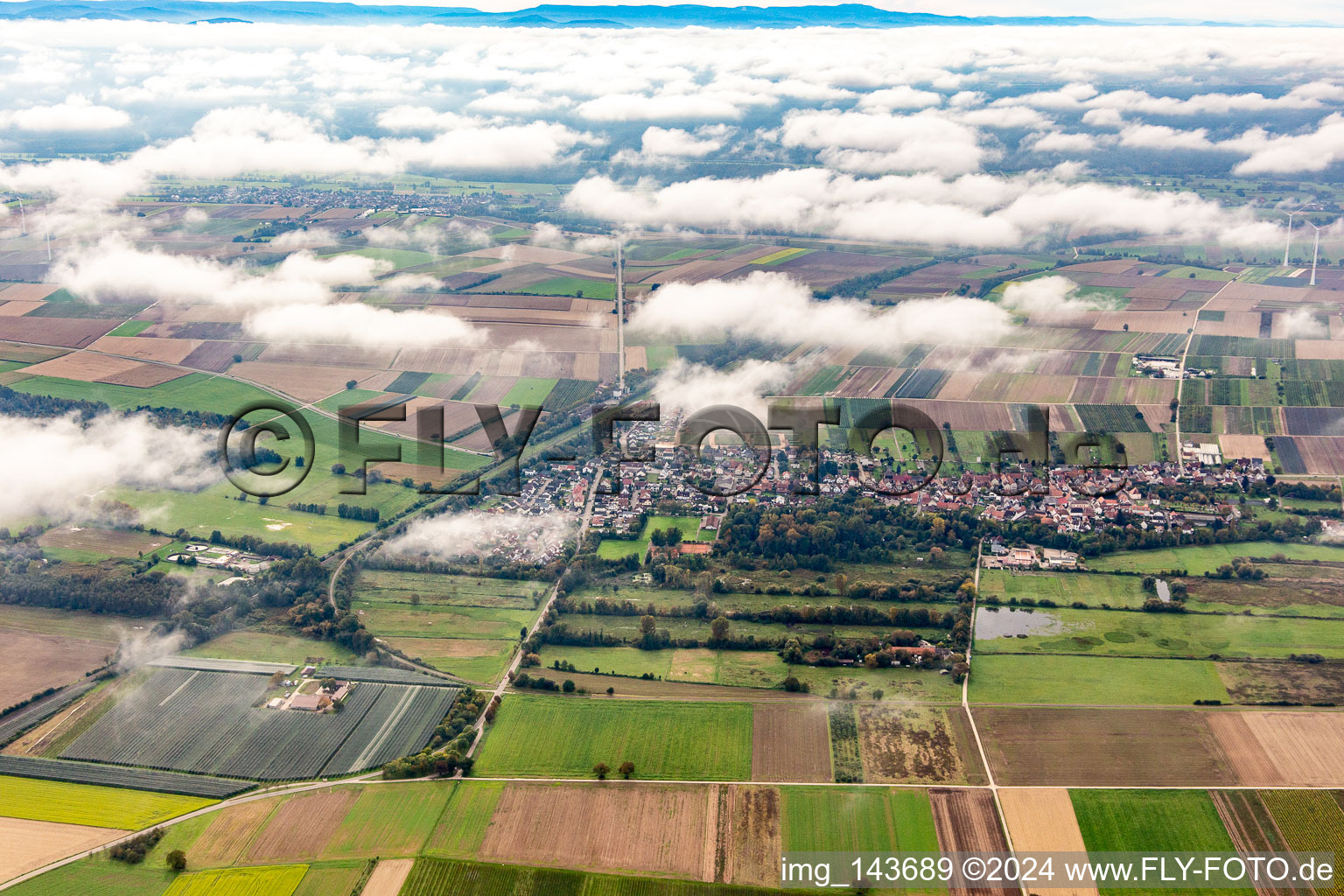 Luftbild von Ortschaft unter herbstlichen Wolken in Winden im Bundesland Rheinland-Pfalz, Deutschland