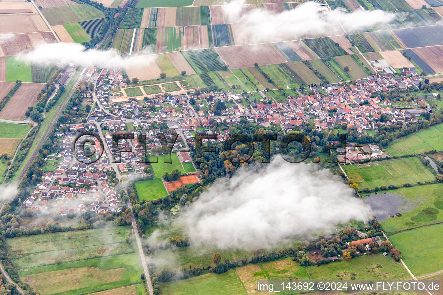 Luftaufnahme von Ortschaft unter herbstlichen Wolken in Winden im Bundesland Rheinland-Pfalz, Deutschland