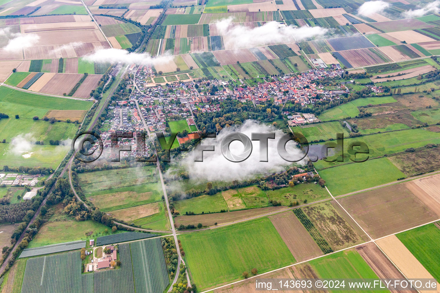 Schrägluftbild von Ortschaft unter herbstlichen Wolken in Winden im Bundesland Rheinland-Pfalz, Deutschland