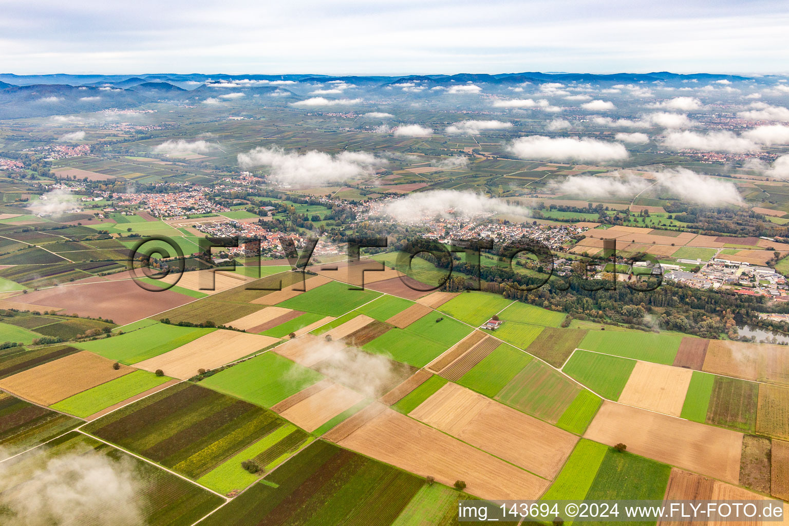 Ortschaft unter herbstlichen Wolken im Ortsteil Mühlhofen in Billigheim-Ingenheim im Bundesland Rheinland-Pfalz, Deutschland