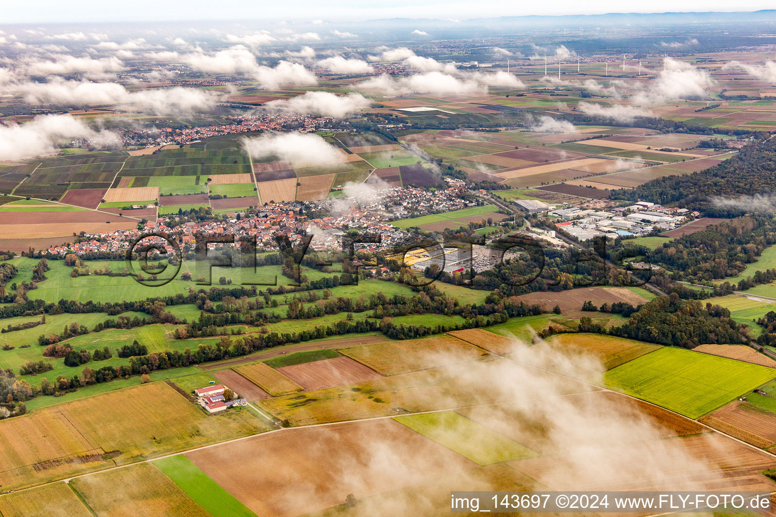 Ortschaft unter herbstlichen Wolken in Rohrbach im Bundesland Rheinland-Pfalz, Deutschland