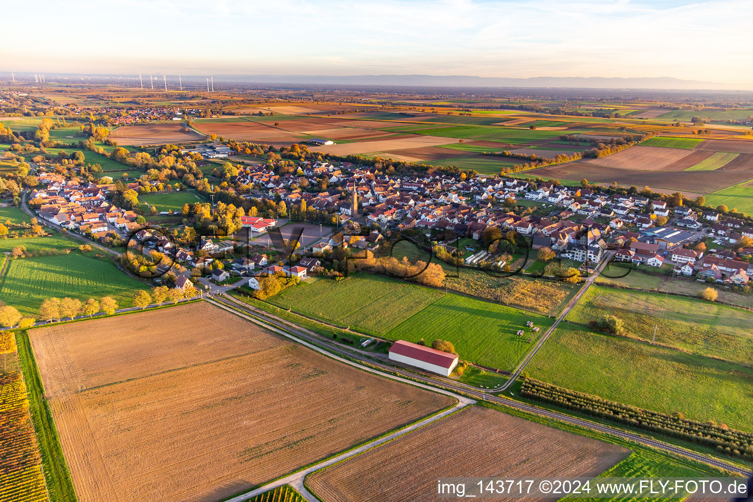 Ortschaft von Nordwesten im Ortsteil Kapellen in Kapellen-Drusweiler im Bundesland Rheinland-Pfalz, Deutschland