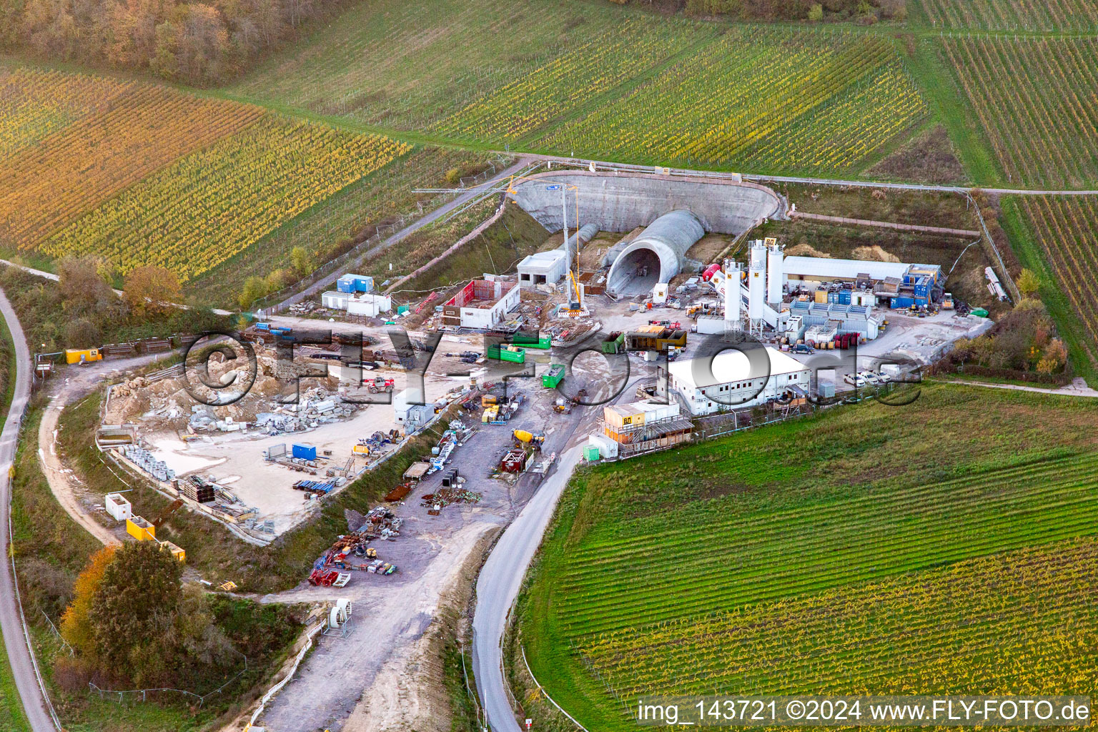 Baustelle Portal für den Tunnel zur Ortsunterfahrung von Bad Bergzabern zwischen B38 (Weinstraße) und B427 (Kurtalstraße) in Dörrenbach im Bundesland Rheinland-Pfalz, Deutschland