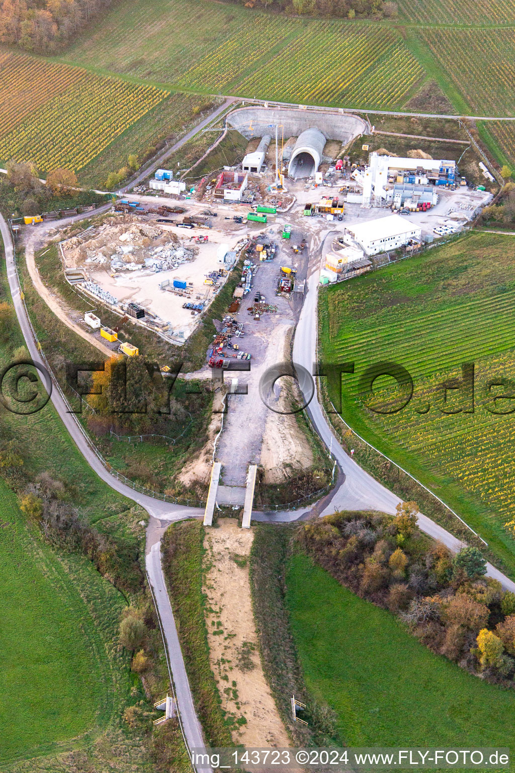 Luftbild von Baustelle Portal für den Tunnel zur Ortsunterfahrung von Bad Bergzabern zwischen B38 (Weinstraße) und B427 (Kurtalstraße) in Dörrenbach im Bundesland Rheinland-Pfalz, Deutschland