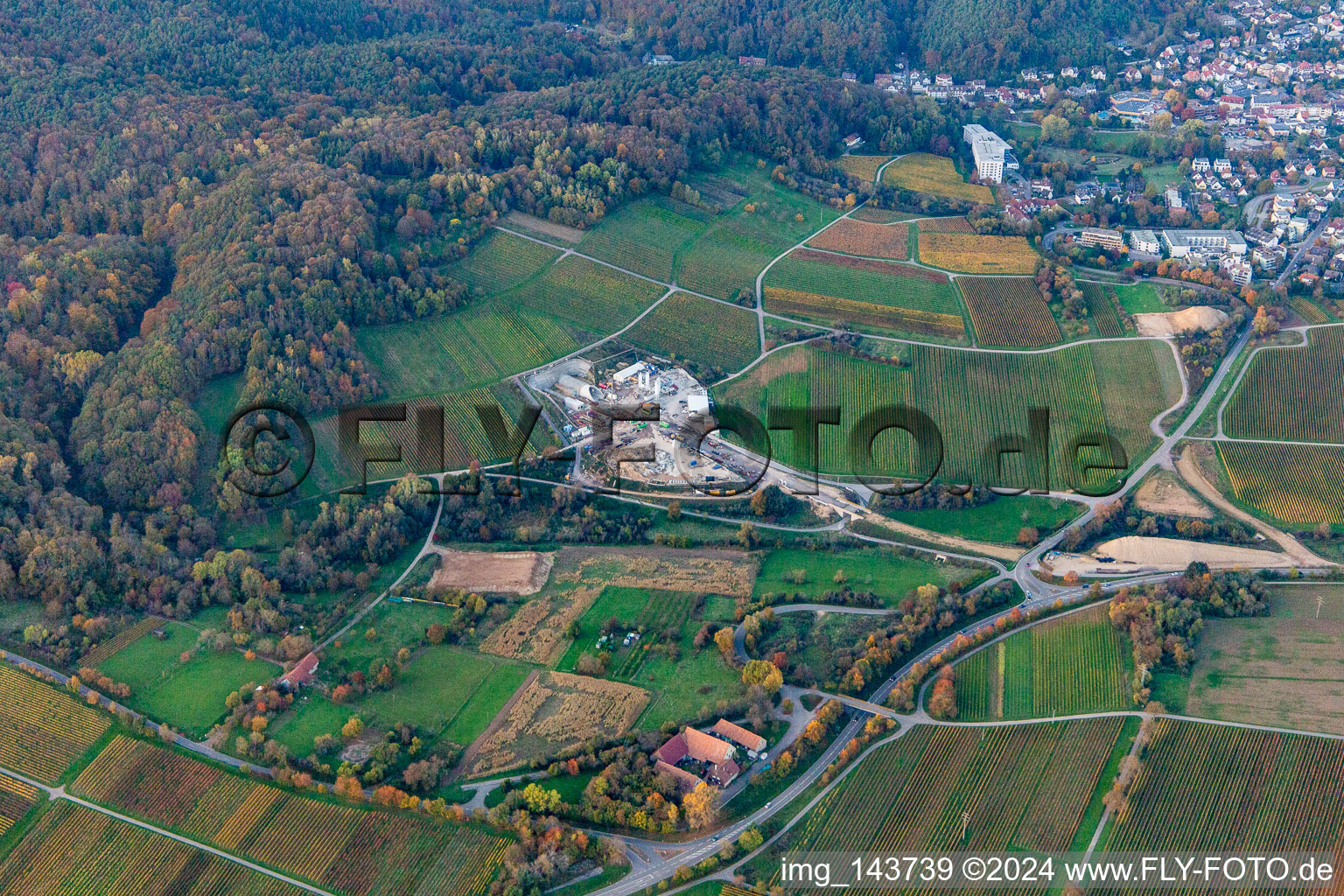 Luftaufnahme von Baustelle Portal für den Tunnel zur Ortsunterfahrung von Bad Bergzabern zwischen B38 (Weinstraße) und B427 (Kurtalstraße) in Dörrenbach im Bundesland Rheinland-Pfalz, Deutschland