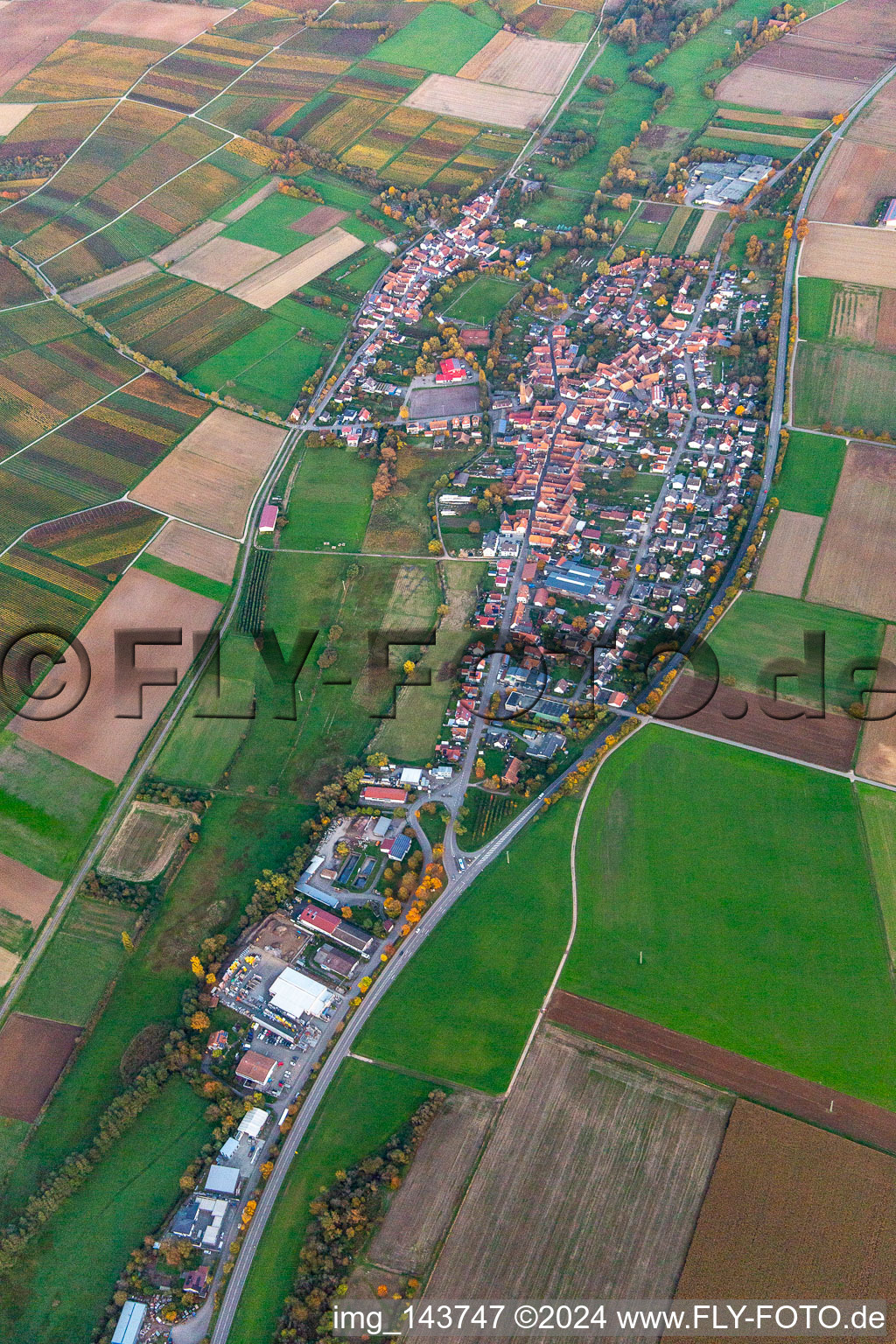 Straßendorf von Westen im Ortsteil Kapellen in Kapellen-Drusweiler im Bundesland Rheinland-Pfalz, Deutschland