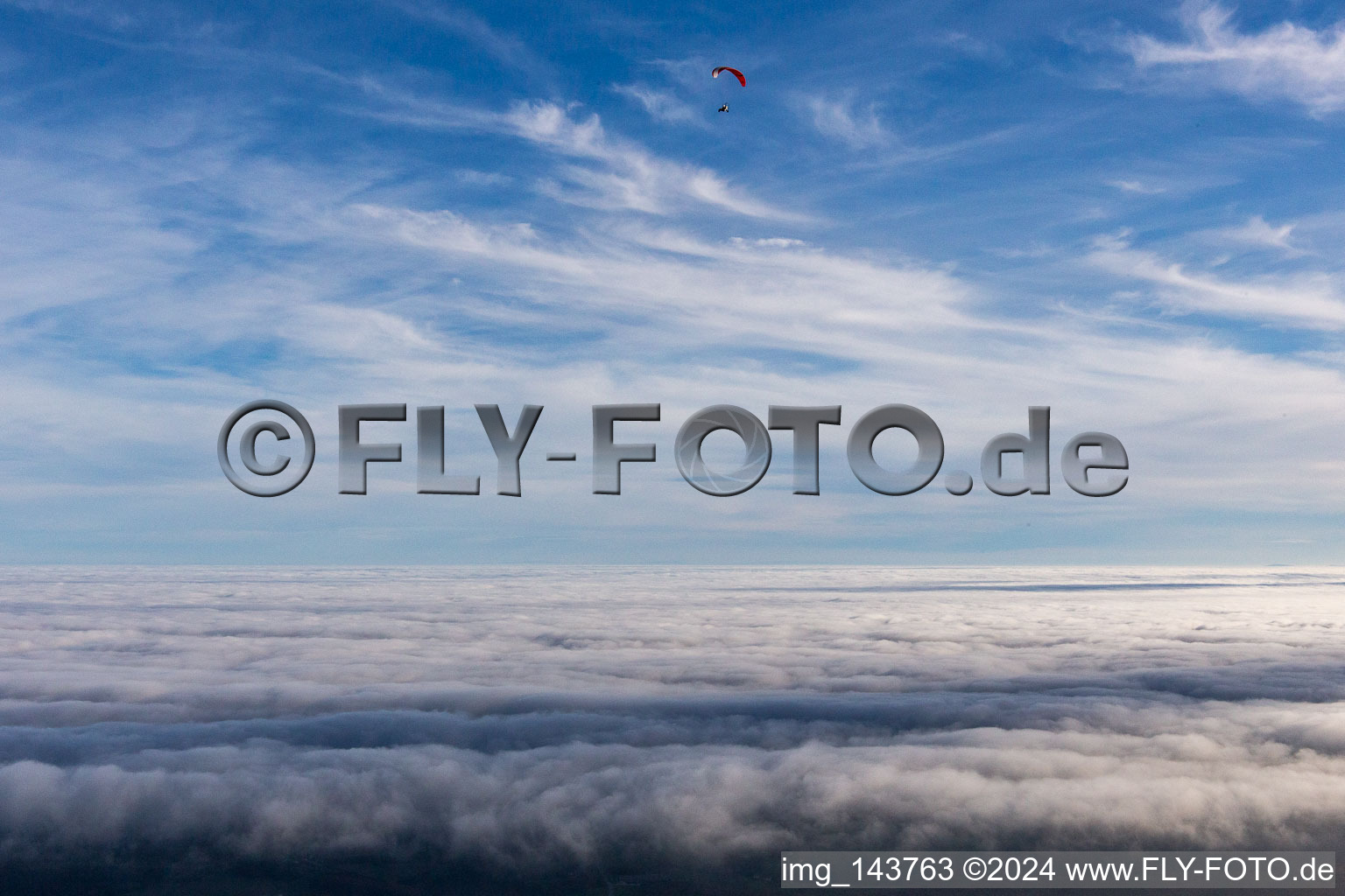 Über den Wolken in Petit-Réderching im Bundesland Moselle, Frankreich