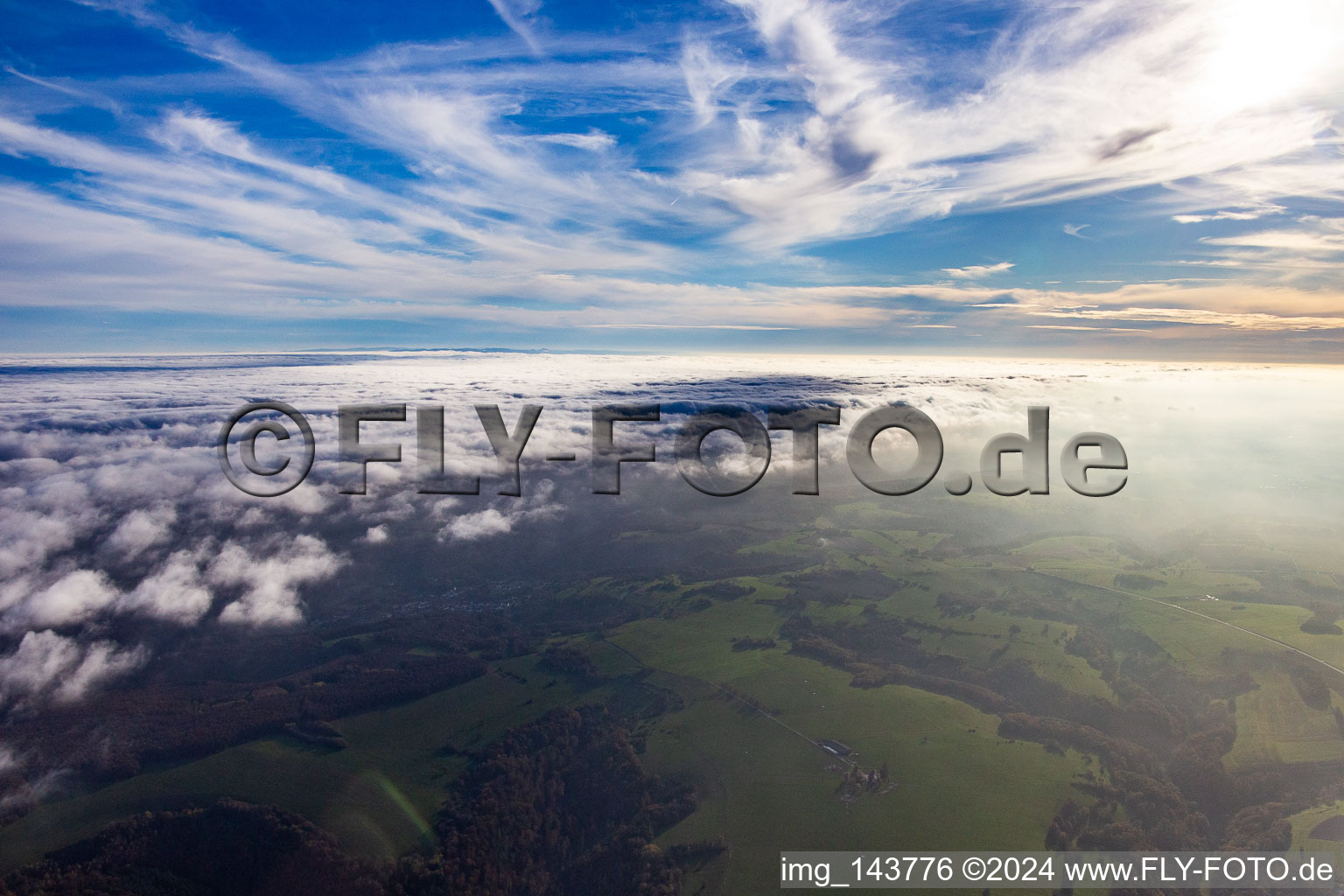 Luftbild von Wolken über den Nordvogesen in Roppeviller im Bundesland Moselle, Frankreich