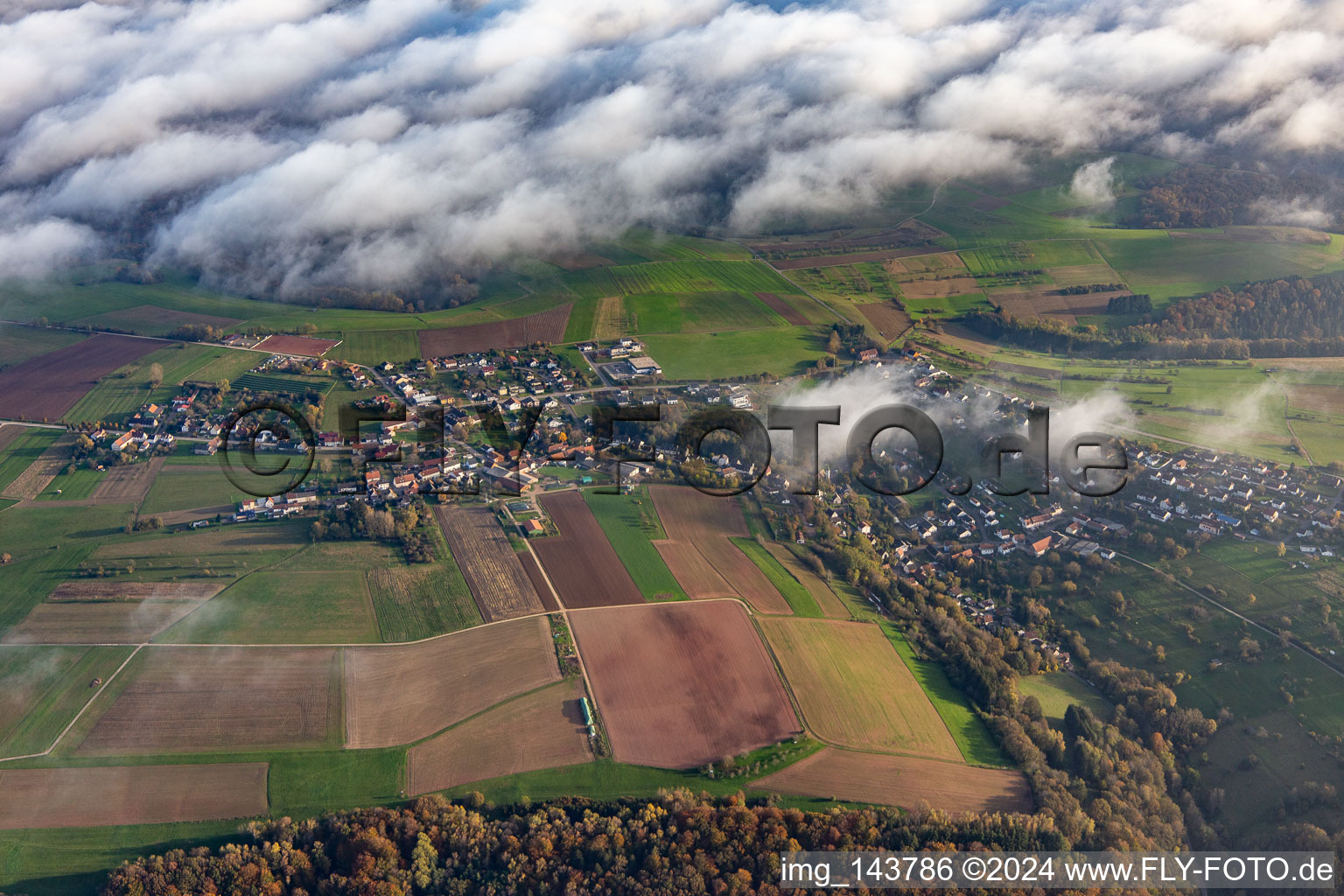 Ortschaft von Nordwesten unter Wölkchen in Kröppen im Bundesland Rheinland-Pfalz, Deutschland