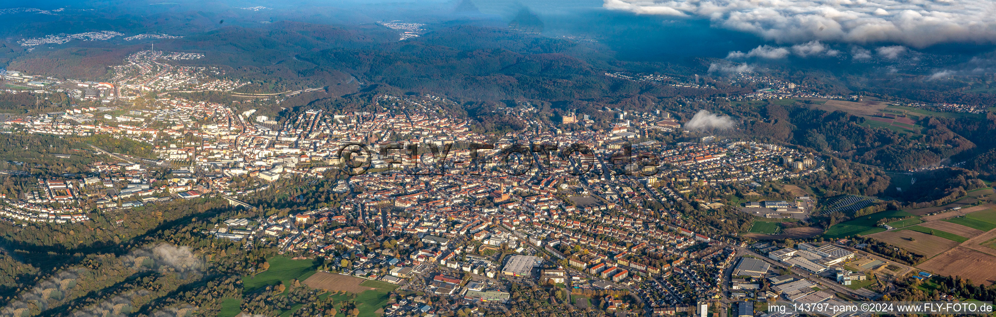 Stadtübersicht aus Westen in Pirmasens im Bundesland Rheinland-Pfalz, Deutschland