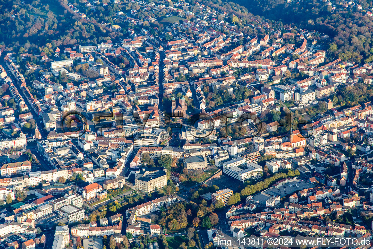 Schlossstraße und St. Pirmin in Pirmasens im Bundesland Rheinland-Pfalz, Deutschland