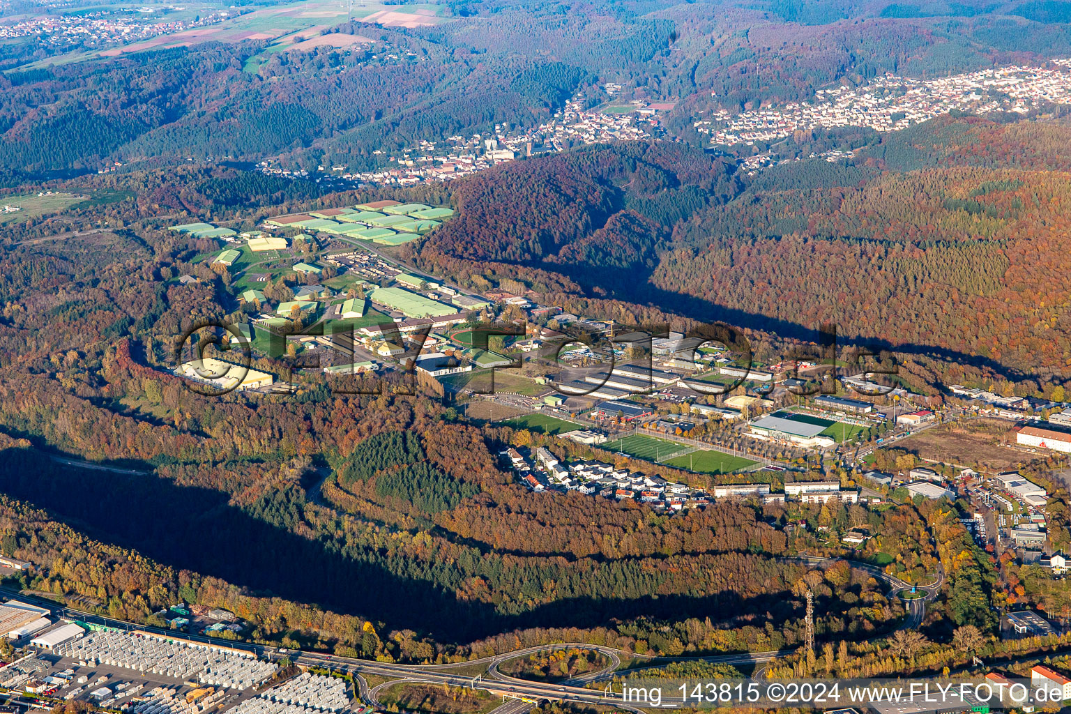 US-Army- und Bundeswehr-Depot auf der Husterhöhe und Stadion des Fußball-Klub Pirmasens e.V im Bundesland Rheinland-Pfalz, Deutschland