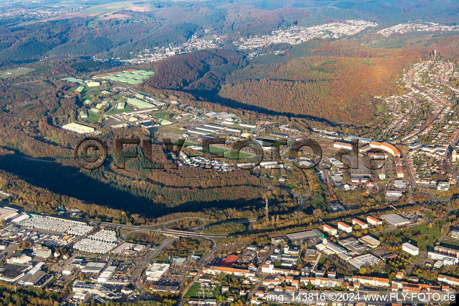 Luftbild von US-Army- und Bundeswehr-Depot auf der Husterhöhe und Stadion des Fußball-Klub Pirmasens e.V im Bundesland Rheinland-Pfalz, Deutschland