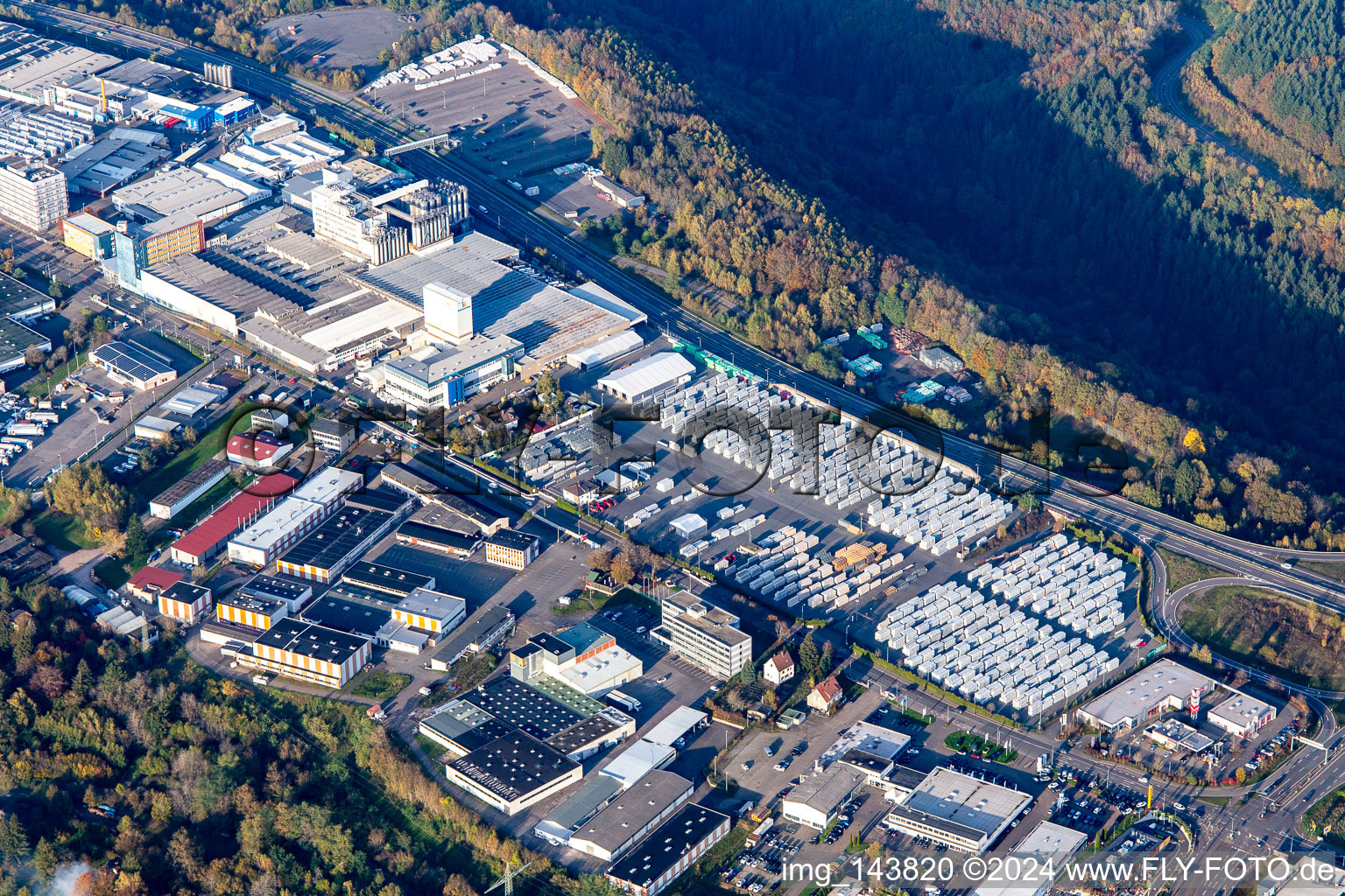 Industriegebiet West Zweibrücker Straße mit Kömmerling Chemische Fabrik GmbH im Ortsteil Fehrbach in Pirmasens im Bundesland Rheinland-Pfalz, Deutschland