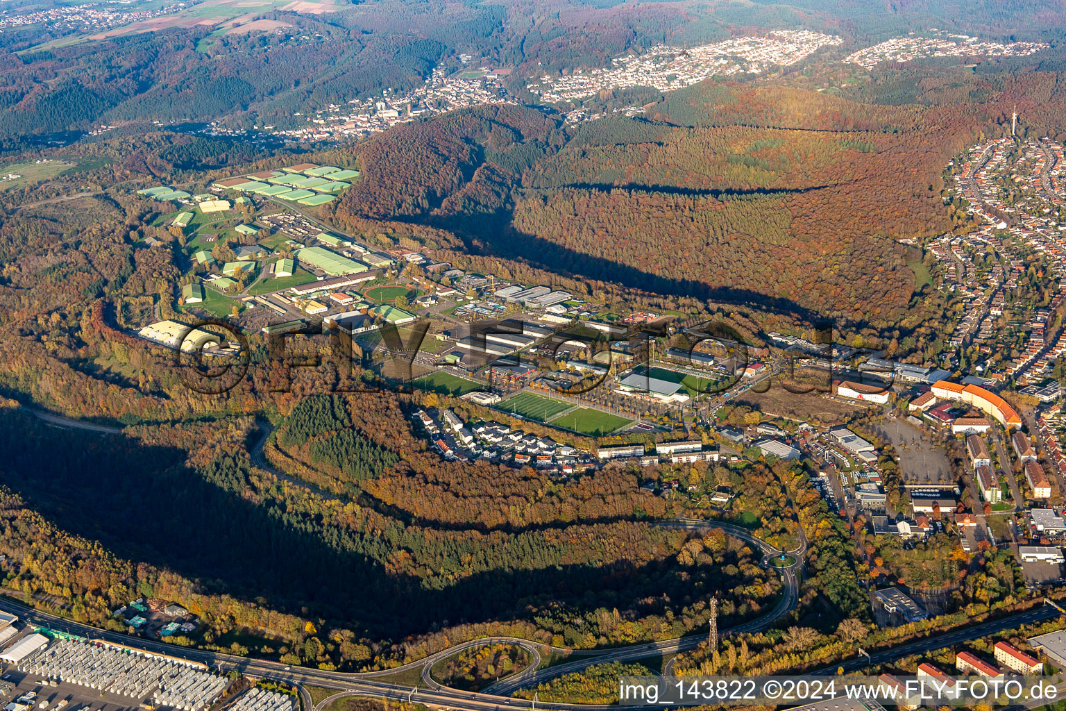 Luftaufnahme von US-Army- und Bundeswehr-Depot auf der Husterhöhe und Stadion des Fußball-Klub Pirmasens e.V im Bundesland Rheinland-Pfalz, Deutschland