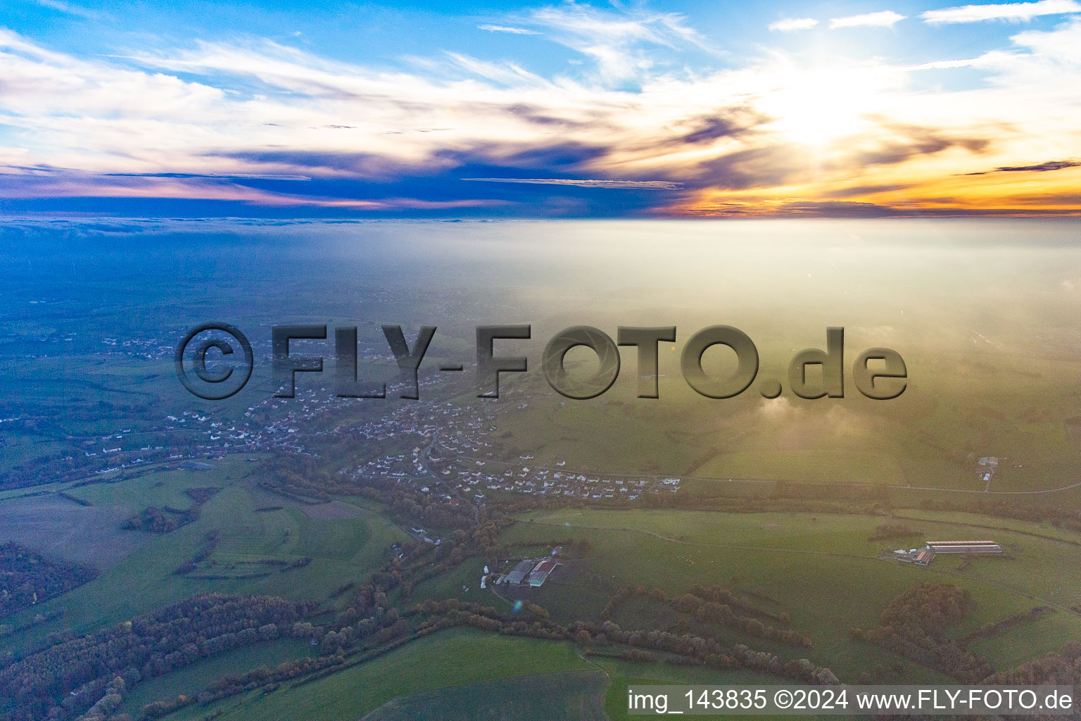 Ortschaft im Abenddunst in Achen im Bundesland Moselle, Frankreich