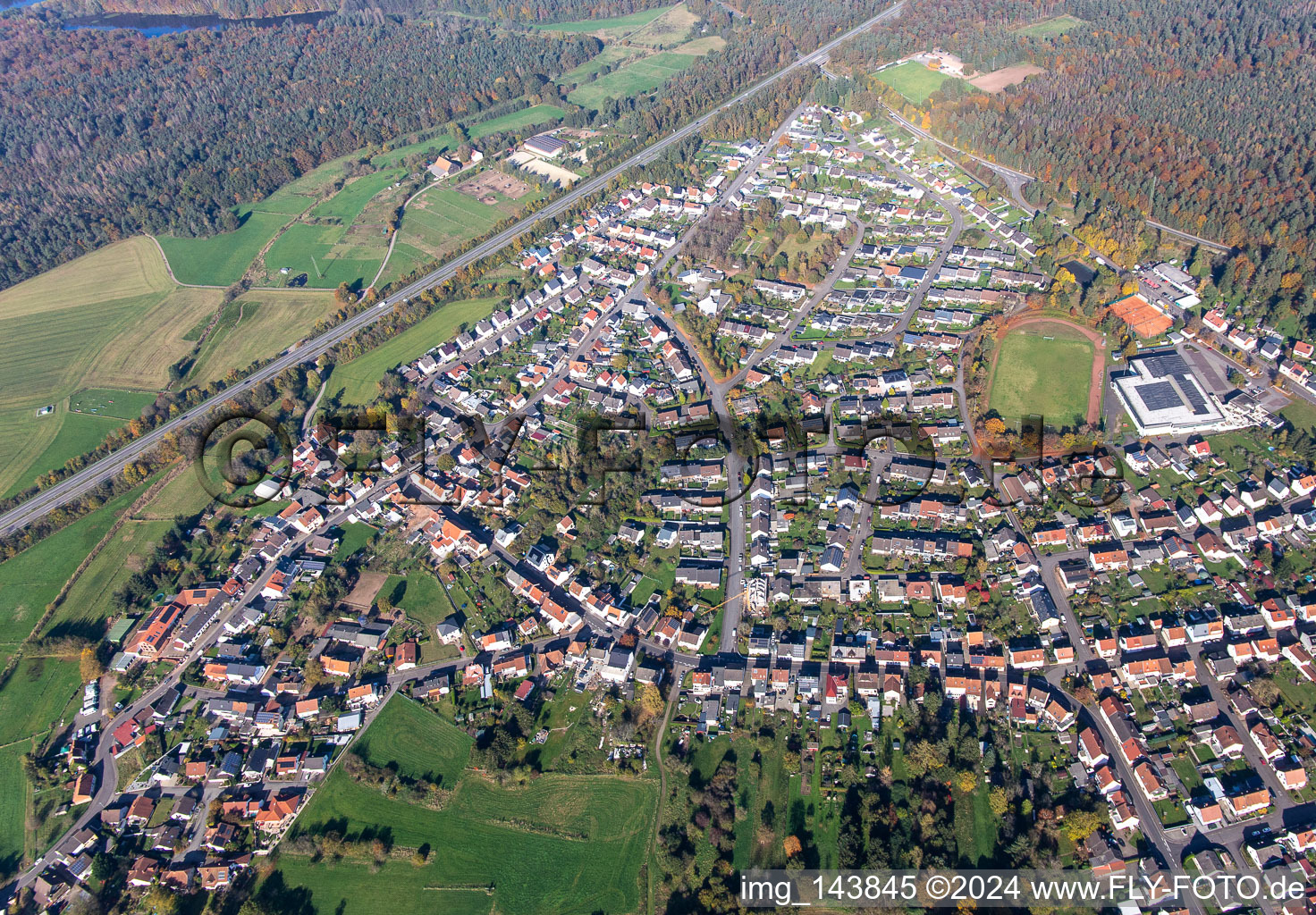 Ortschaft an der A6 von Süden im Ortsteil Erbach in Homburg im Bundesland Saarland, Deutschland