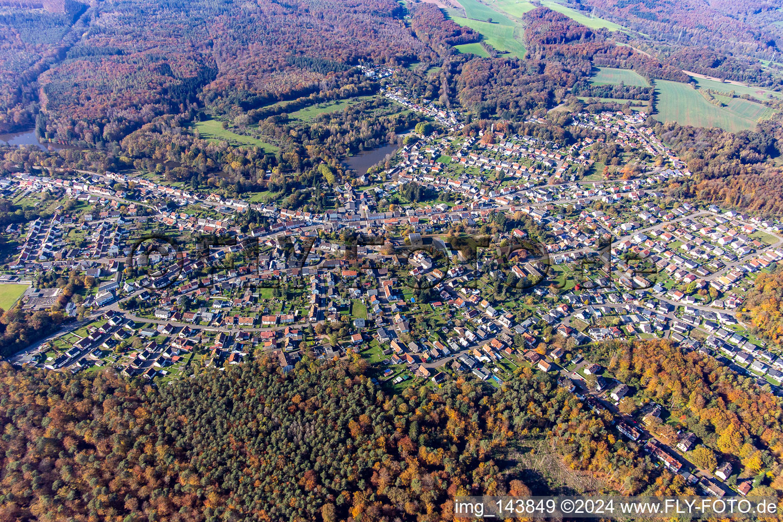 Ortschaft im Wald von Südosten im Ortsteil Jägersburg in Homburg im Bundesland Saarland, Deutschland