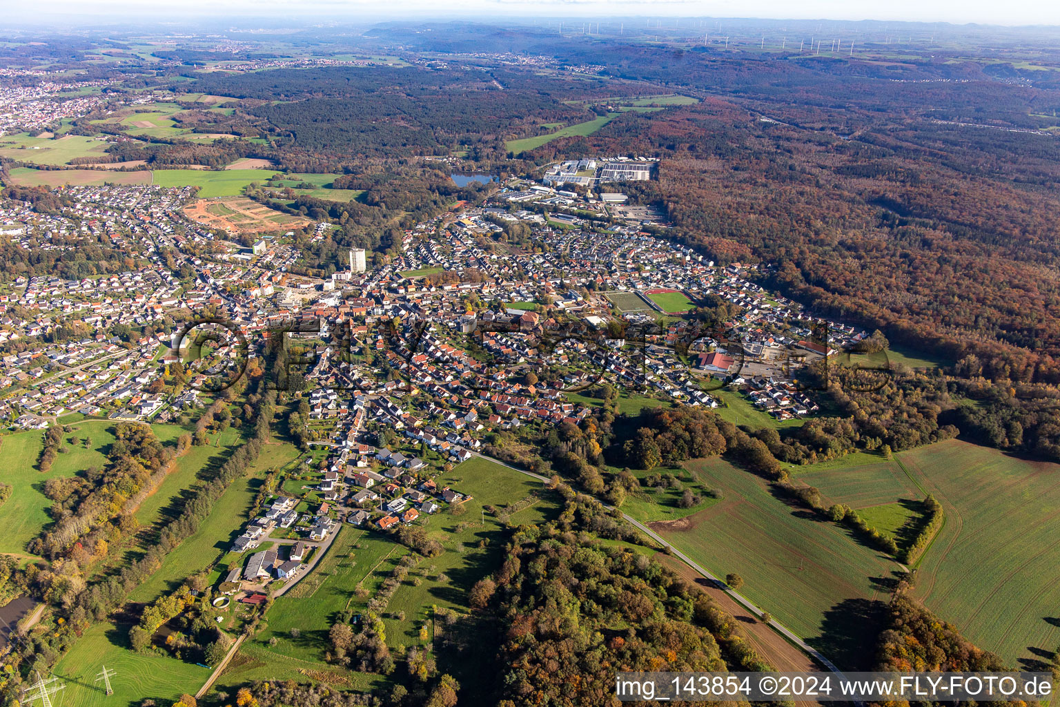 Stadt von Westen im Ortsteil Eichelscheiderhof in Waldmohr im Bundesland Rheinland-Pfalz, Deutschland