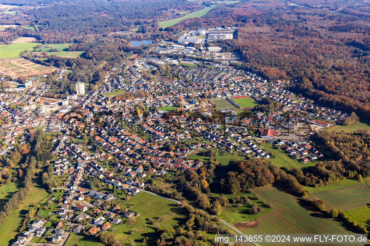 Luftbild von Stadt von Westen im Ortsteil Eichelscheiderhof in Waldmohr im Bundesland Rheinland-Pfalz, Deutschland