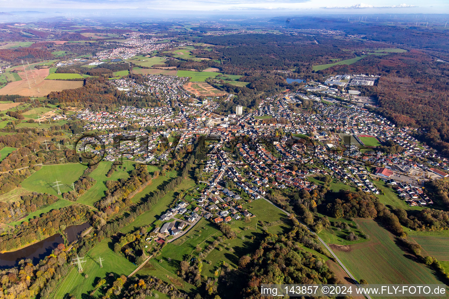 Luftaufnahme von Stadt von Westen im Ortsteil Eichelscheiderhof in Waldmohr im Bundesland Rheinland-Pfalz, Deutschland