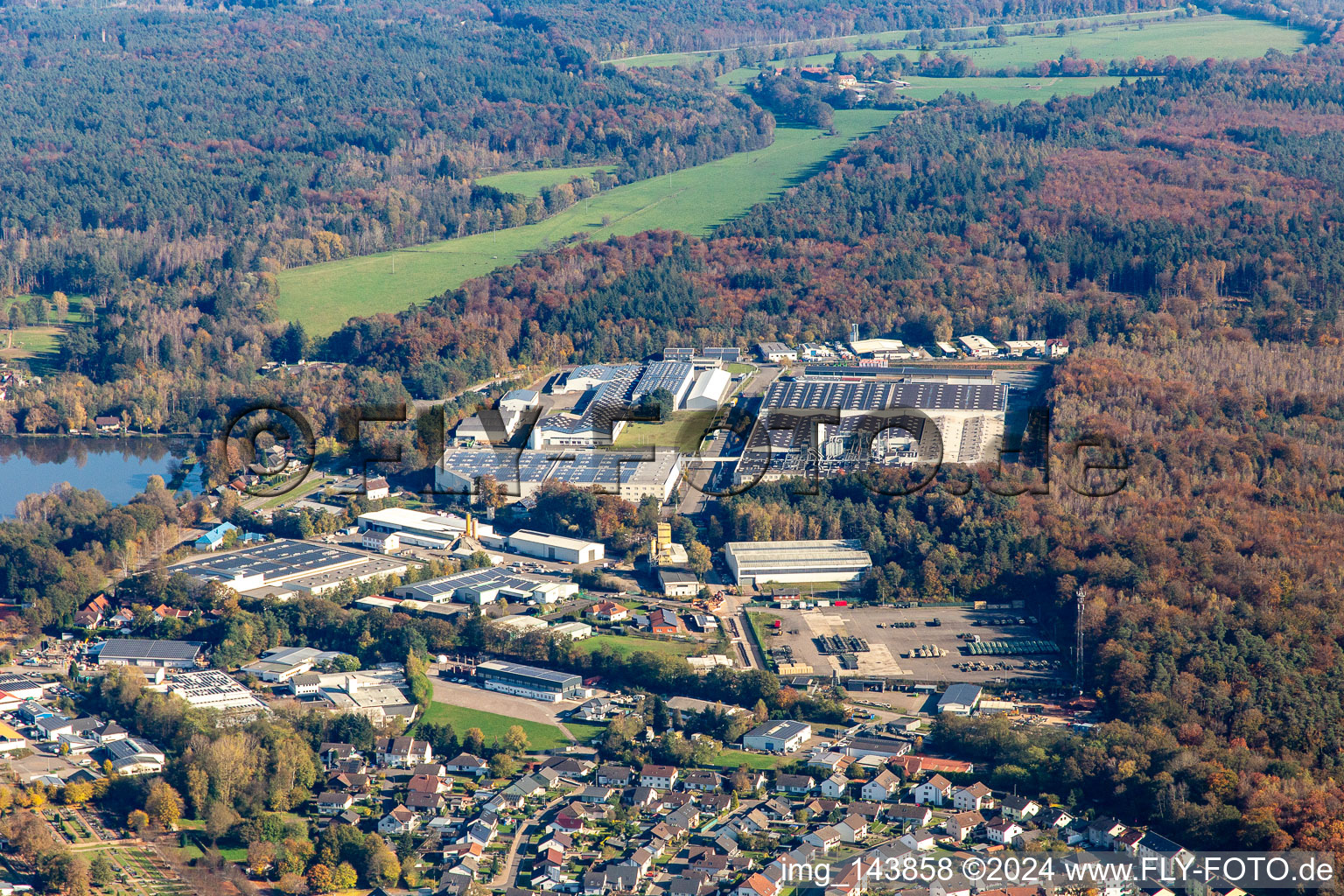 Industriegebiet Ost mit Wasem Logistik GmbH,  HKL Center Homburg und Chr. Ufer GmbH im Ortsteil Eichelscheiderhof in Waldmohr im Bundesland Rheinland-Pfalz, Deutschland