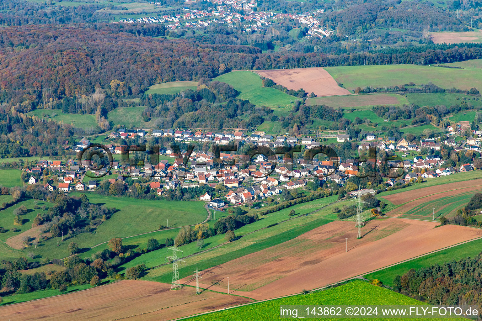 Weiler von Süden im Ortsteil Schmittweiler in Schönenberg-Kübelberg im Bundesland Rheinland-Pfalz, Deutschland