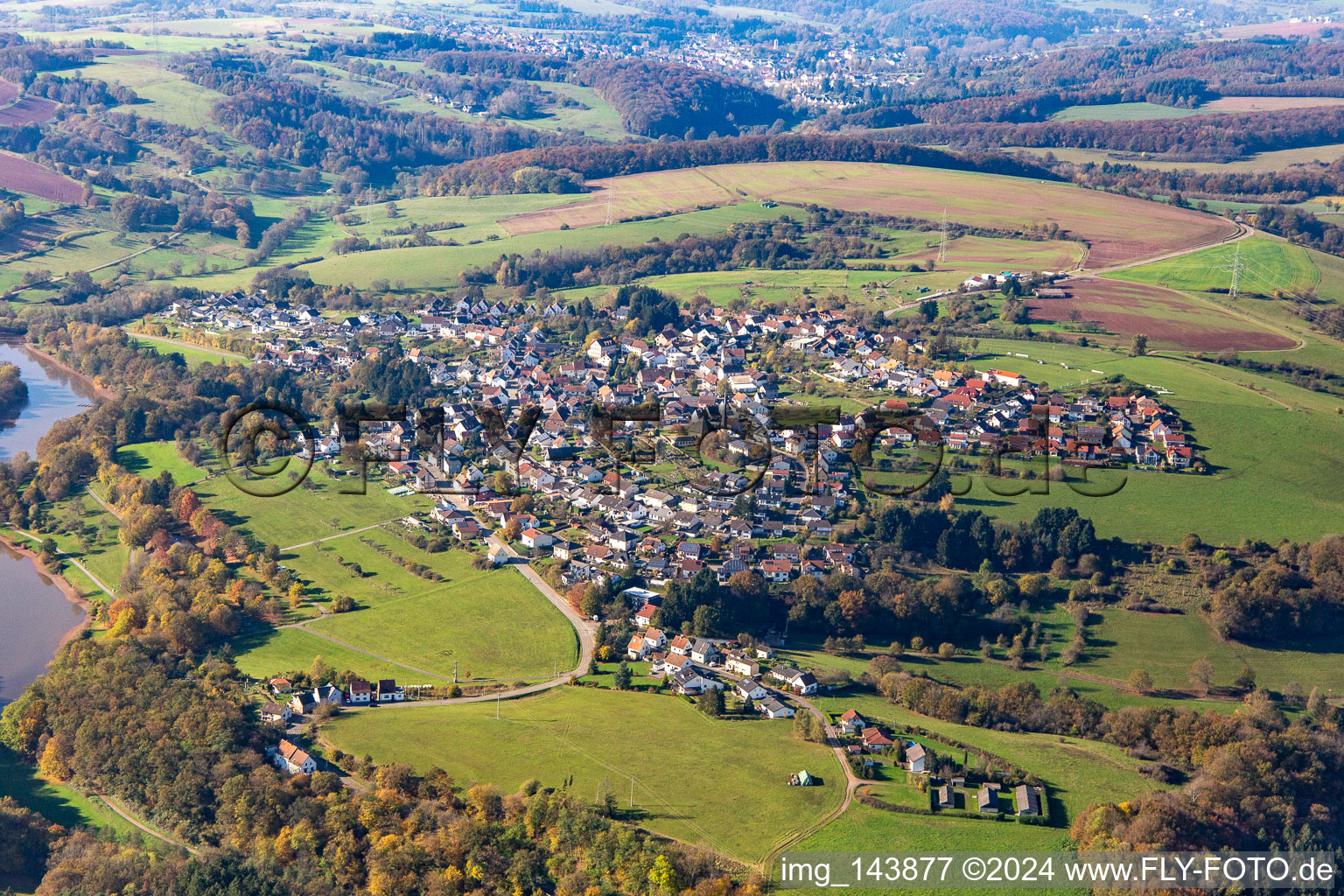 Ortschaft am Ohmbachsee in Gries im Bundesland Rheinland-Pfalz, Deutschland