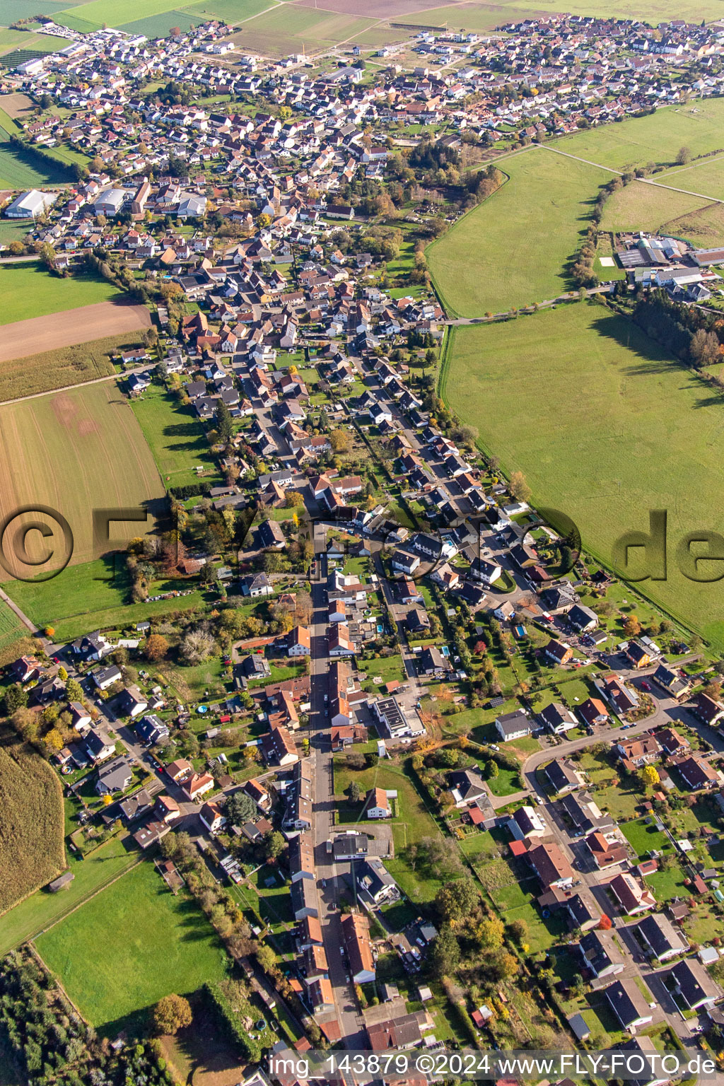 Luftbild von Ortschaft von Westen im Ortsteil Miesau in Bruchmühlbach-Miesau im Bundesland Rheinland-Pfalz, Deutschland