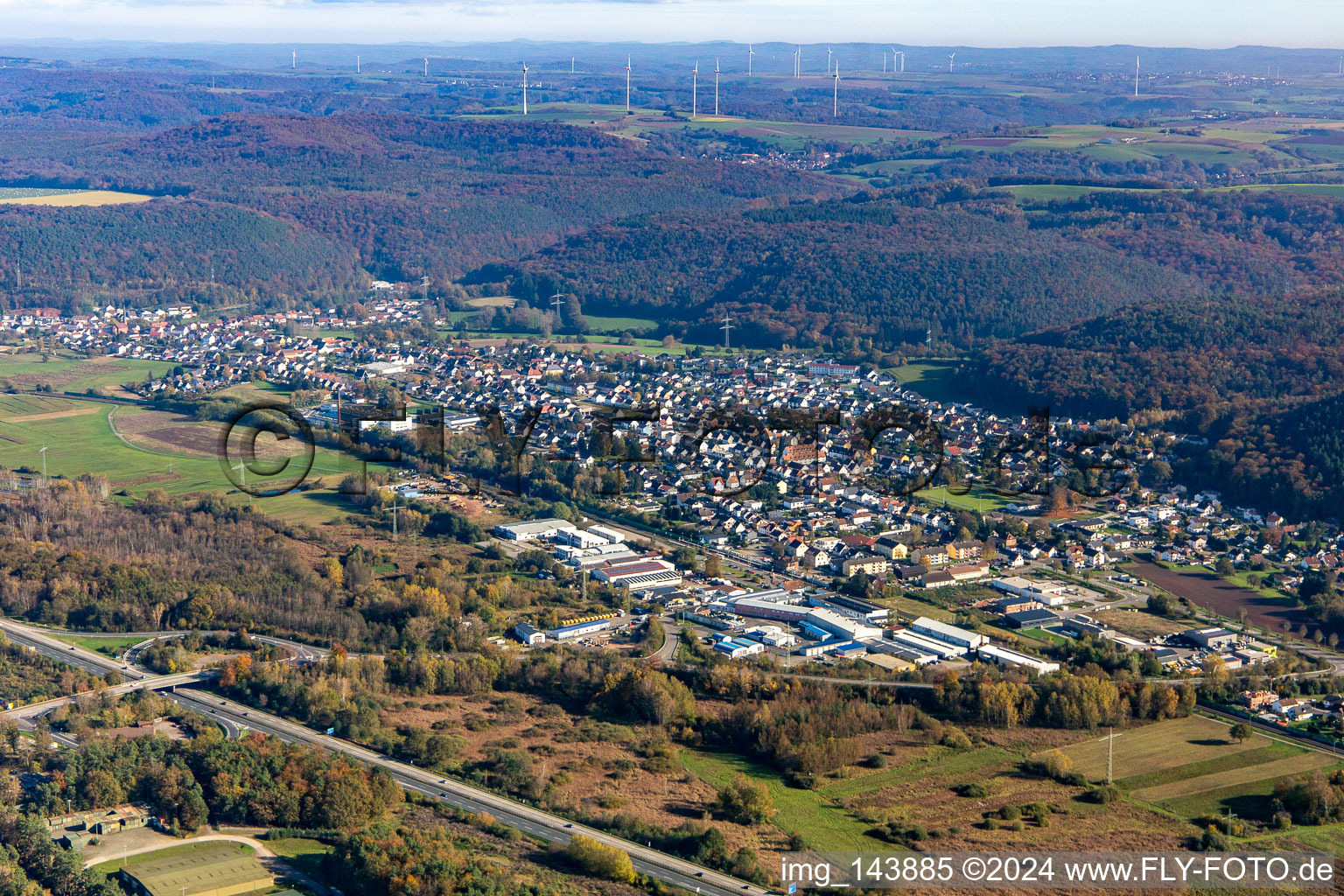 Ortschaft von Nordwesten im Ortsteil Bruchmühlbach in Bruchmühlbach-Miesau im Bundesland Rheinland-Pfalz, Deutschland