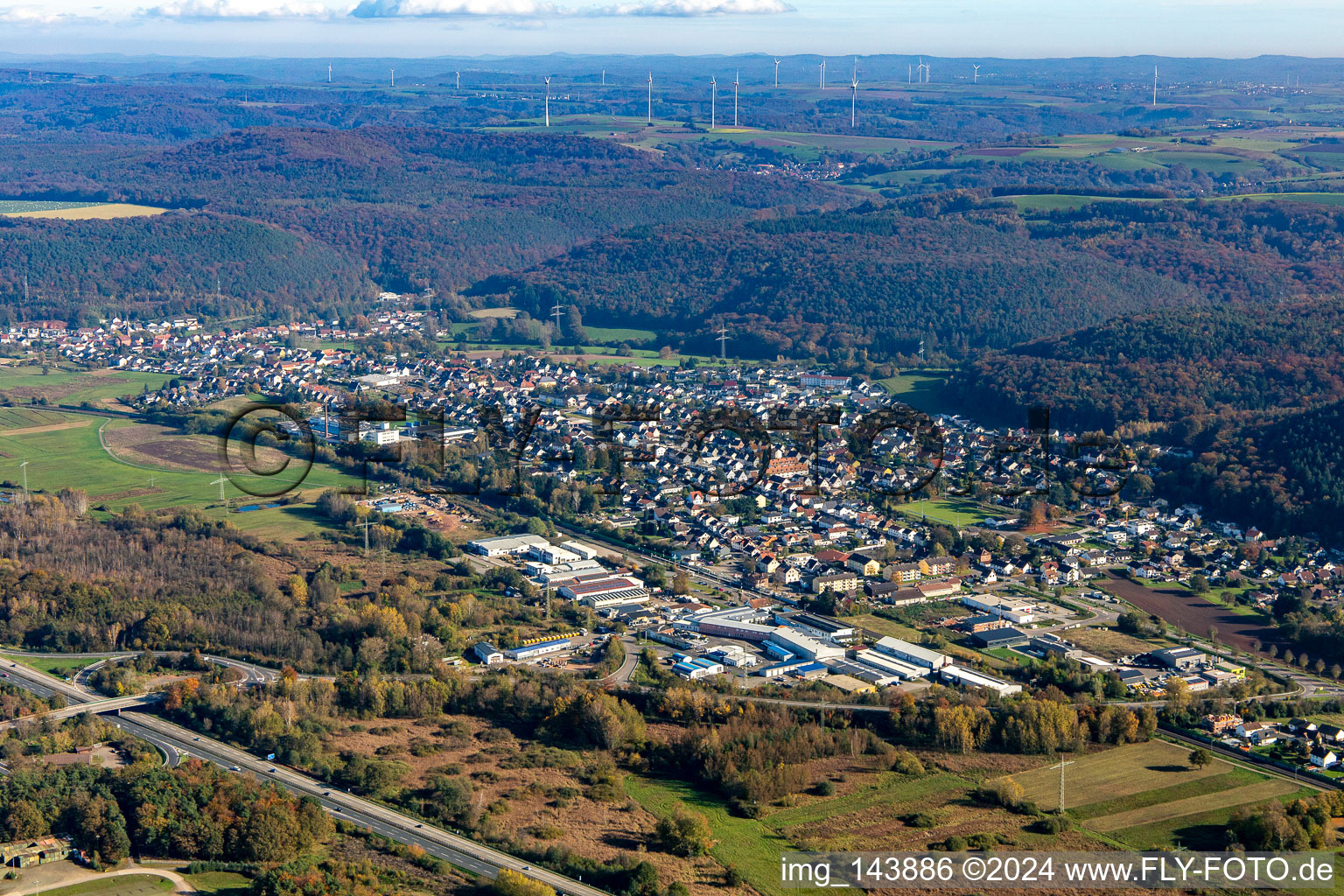 Luftbild von Ortschaft von Nordwesten im Ortsteil Bruchmühlbach in Bruchmühlbach-Miesau im Bundesland Rheinland-Pfalz, Deutschland