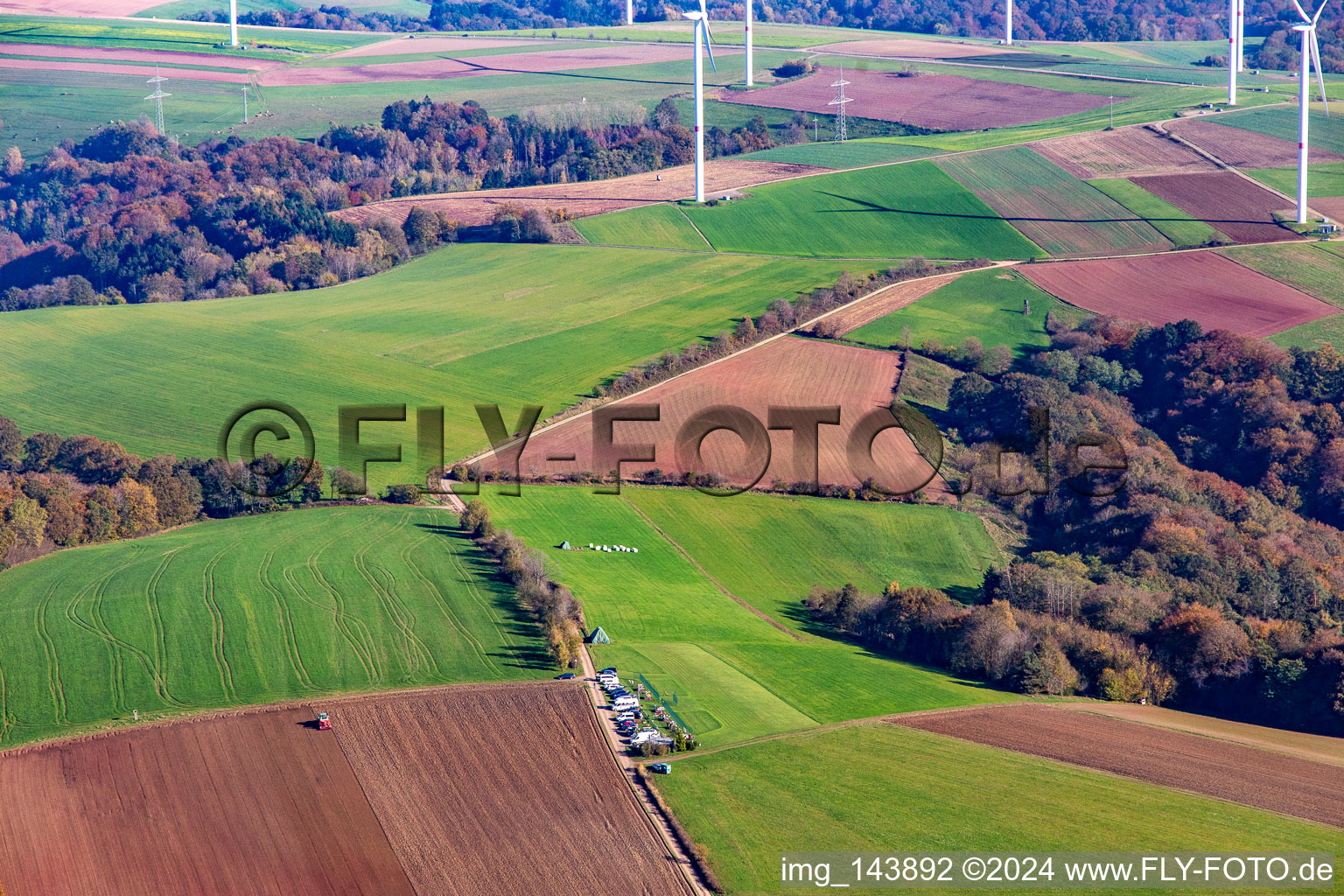 Modellflugplatz MFG Erbach unter dem   Windpark Sickinger Höhe in Bechhofen im Bundesland Rheinland-Pfalz, Deutschland