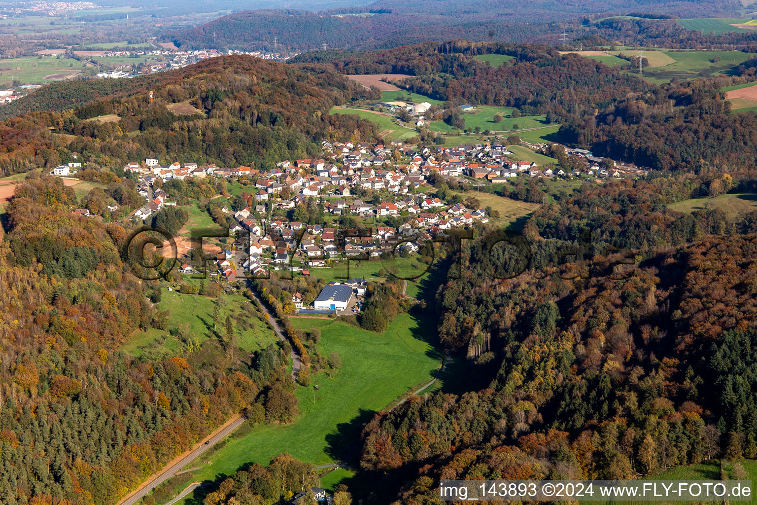 Dorf von Südwesten in Lambsborn im Bundesland Rheinland-Pfalz, Deutschland