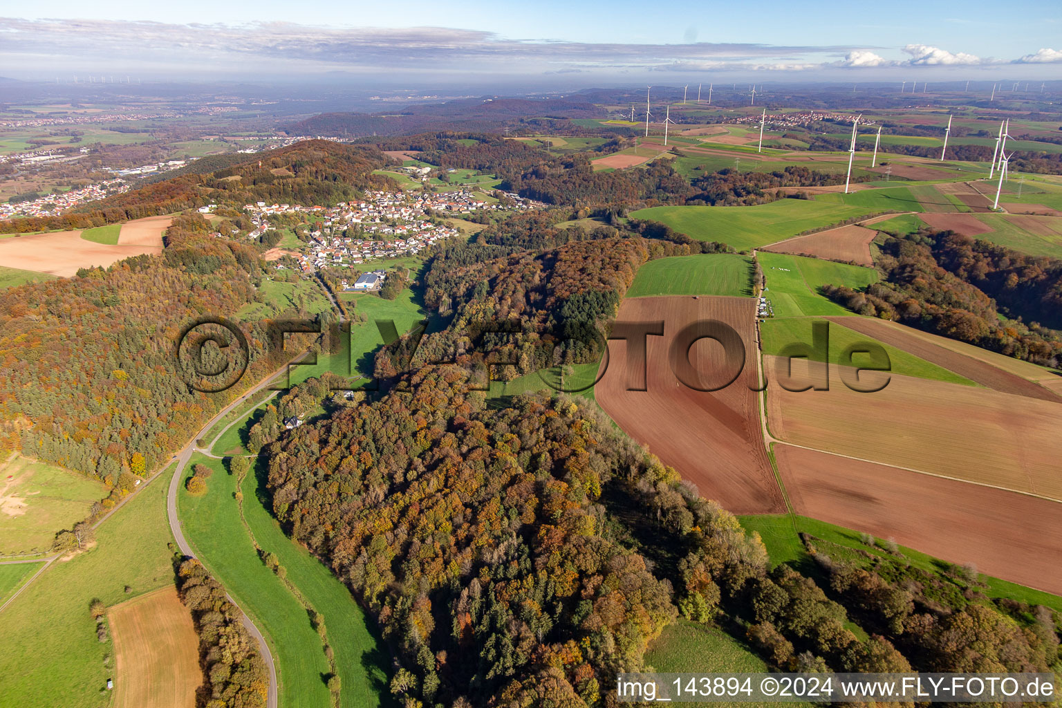 Dorf von Südwesten unter dem Windpark Sickinger Höhe in Lambsborn im Bundesland Rheinland-Pfalz, Deutschland