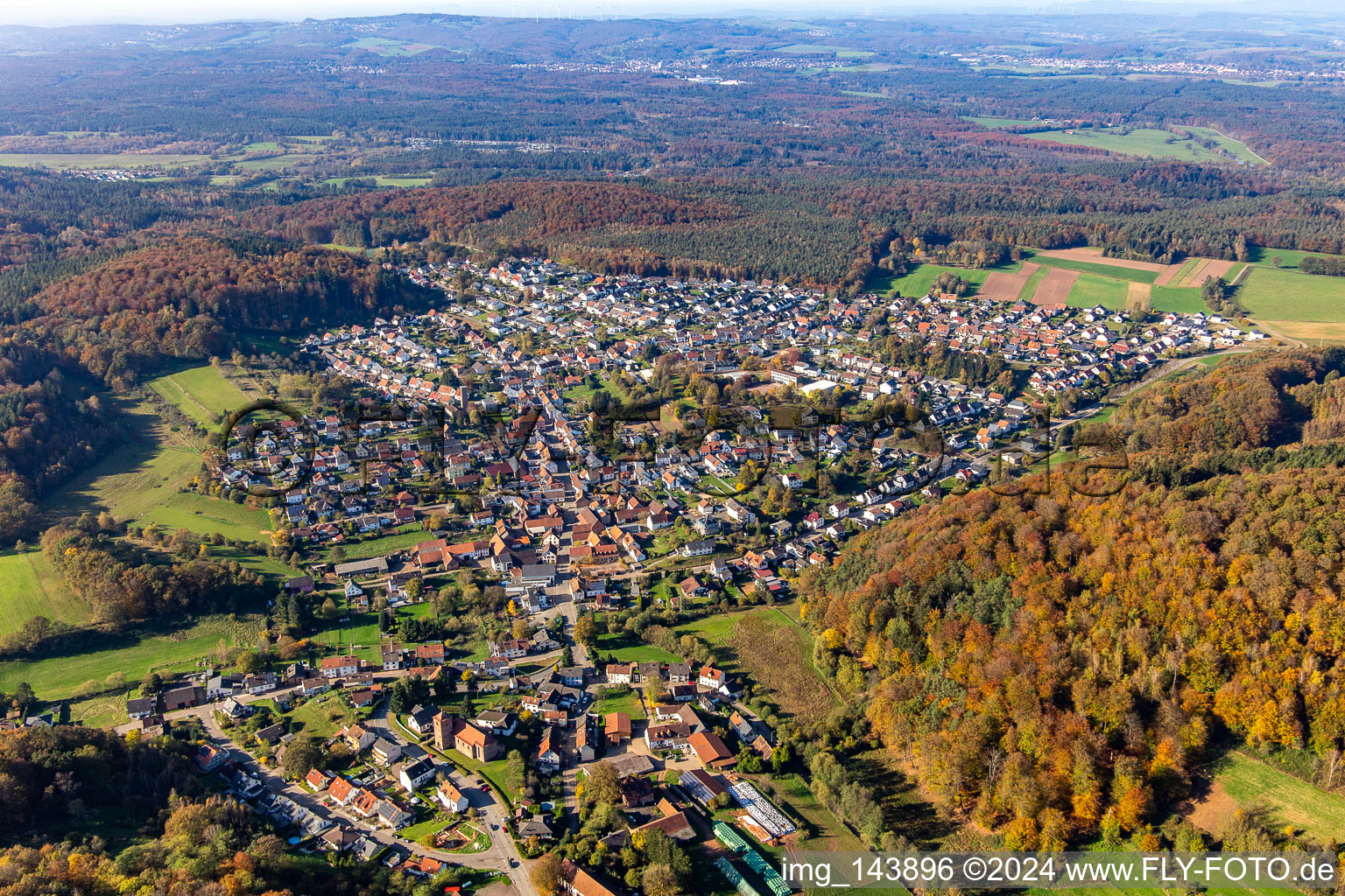 Dorf von Südosten in Bechhofen im Bundesland Rheinland-Pfalz, Deutschland